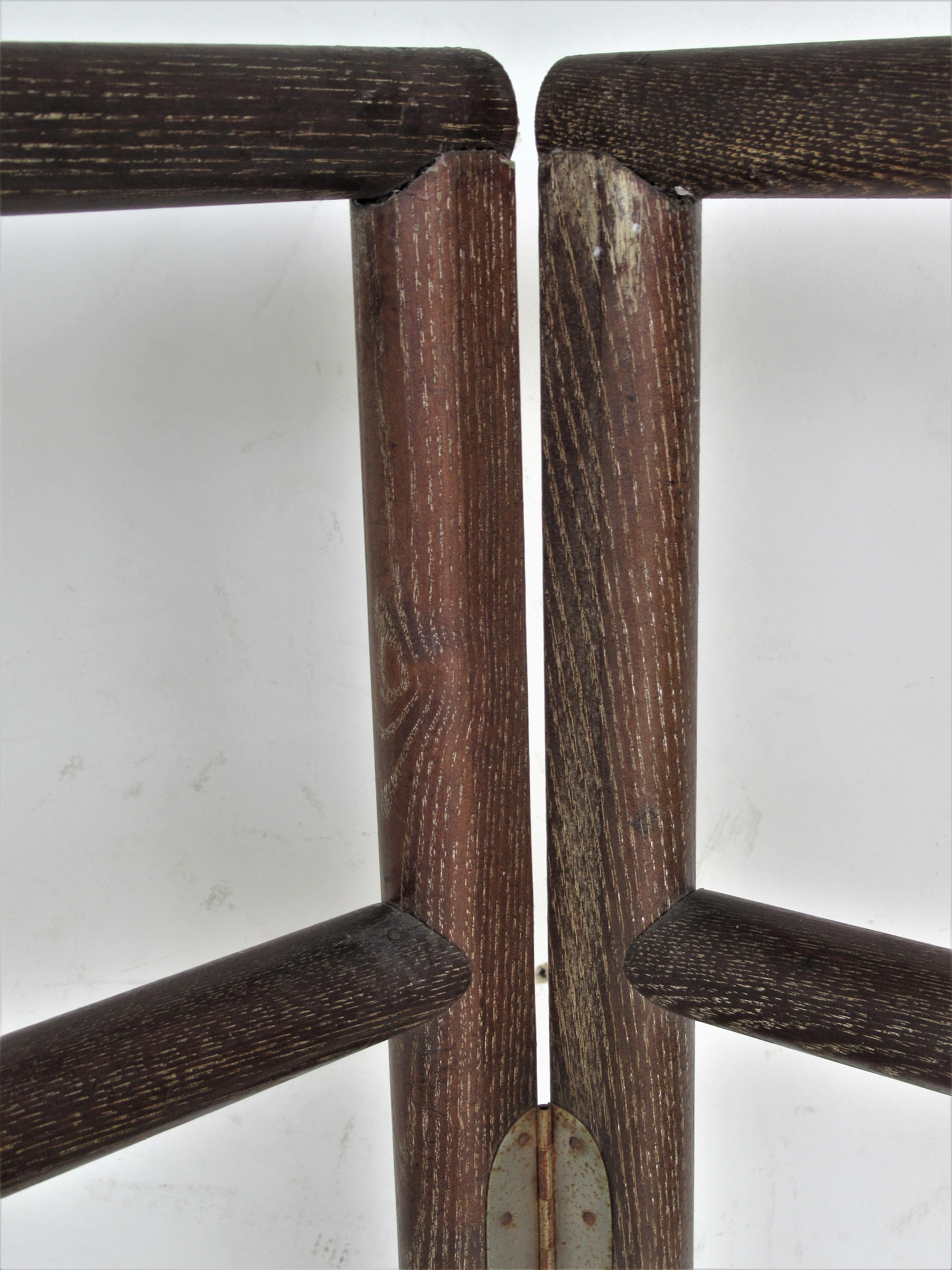 Vintage Japanese bi-fold kimono rack stand with Classic traditional form in all-over beautifully aged original stained and cerused finish to richly grained wood. Free standing most extended measurements are 58 inches wide x 60 inches high x 1 1/4