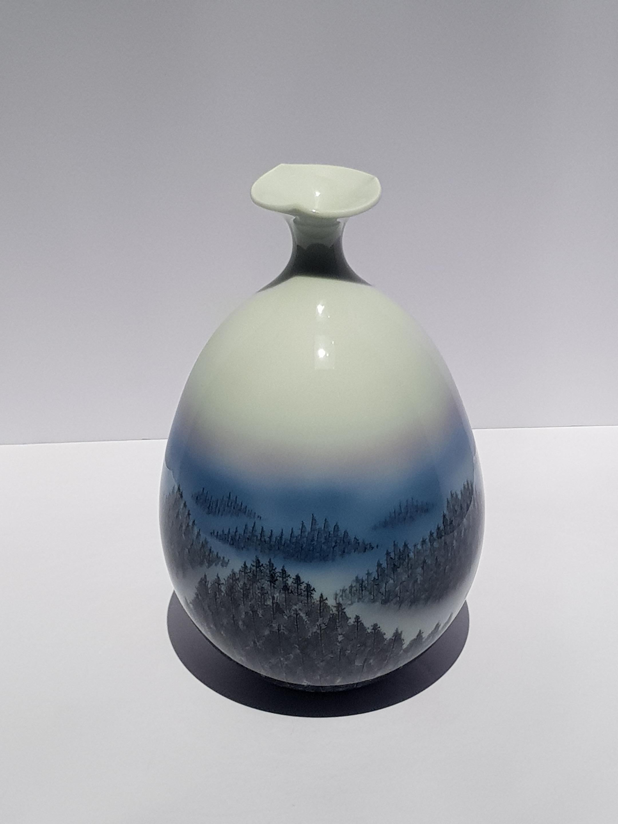Exquisites und seltenes Stück.
Prächtige Porzellanvase Arita des japanischen Künstlers Shumei Fujii aus dem 20. Jahrhundert mit einer Winterlandschaft in Blautönen. Diese Vase ist mit den Zeichen des Künstlers signiert.

Shumei Fujii ist ein