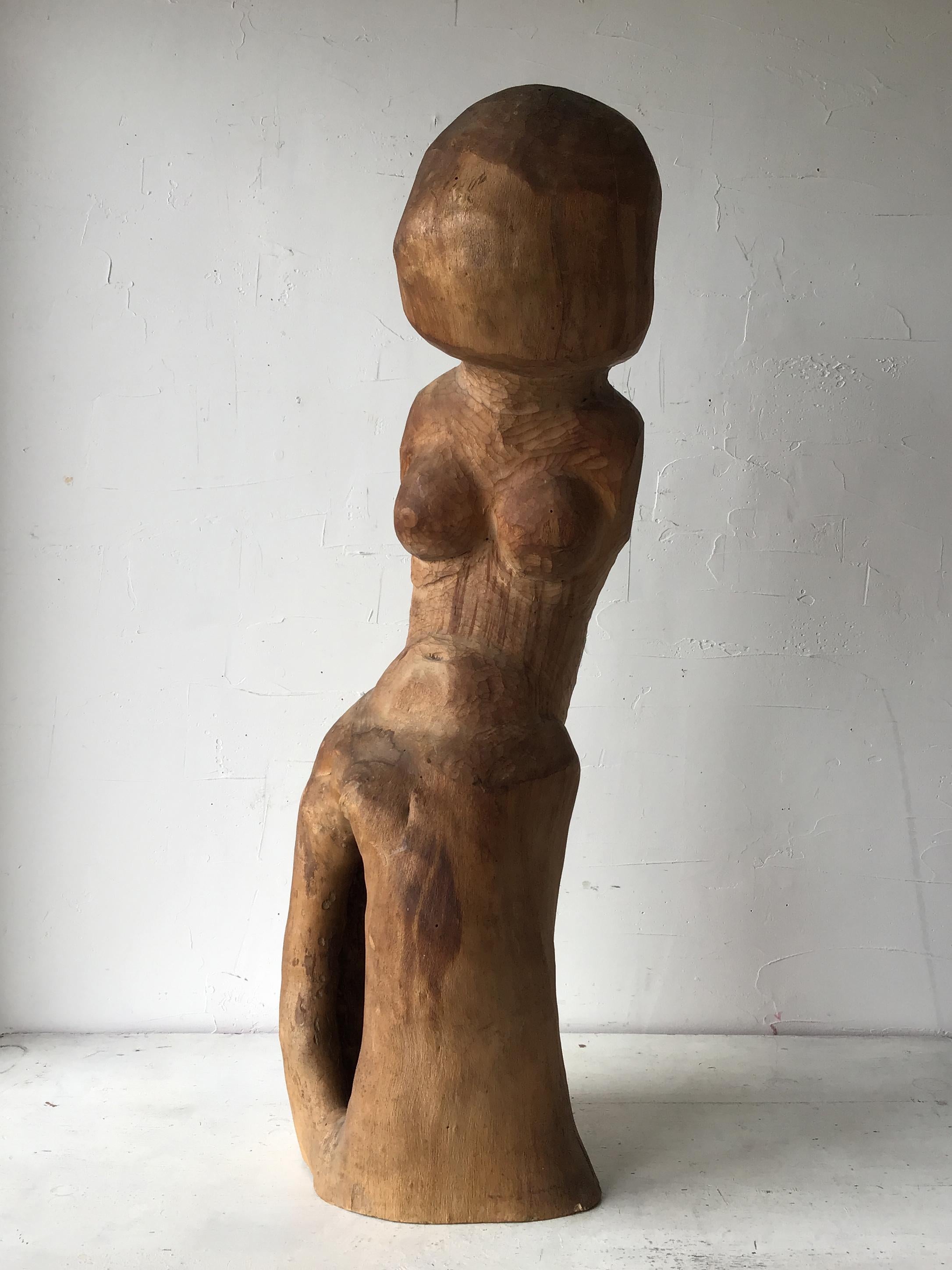 Massive hermaphroditische Skulptur, die die ursprüngliche Form des natürlichen Holzes aufgreift und auf dem Wesen des japanischen Polytheismus basiert.
