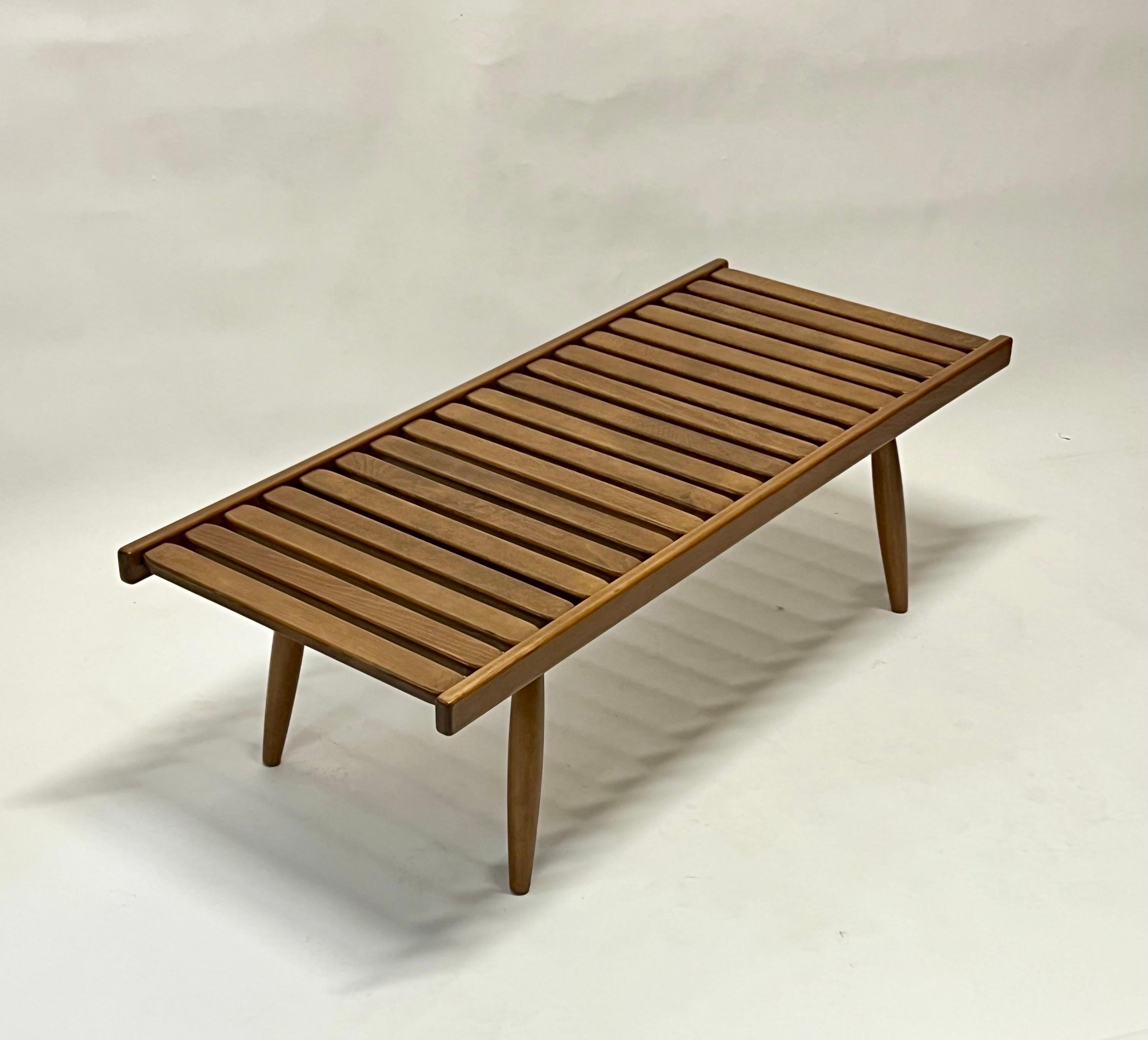 Merveilleuse table basse moderniste à lattes en bois, conçue et fabriquée au Japon dans les années 1960. Les pieds se dévissent facilement pour l'expédition et le stockage. 