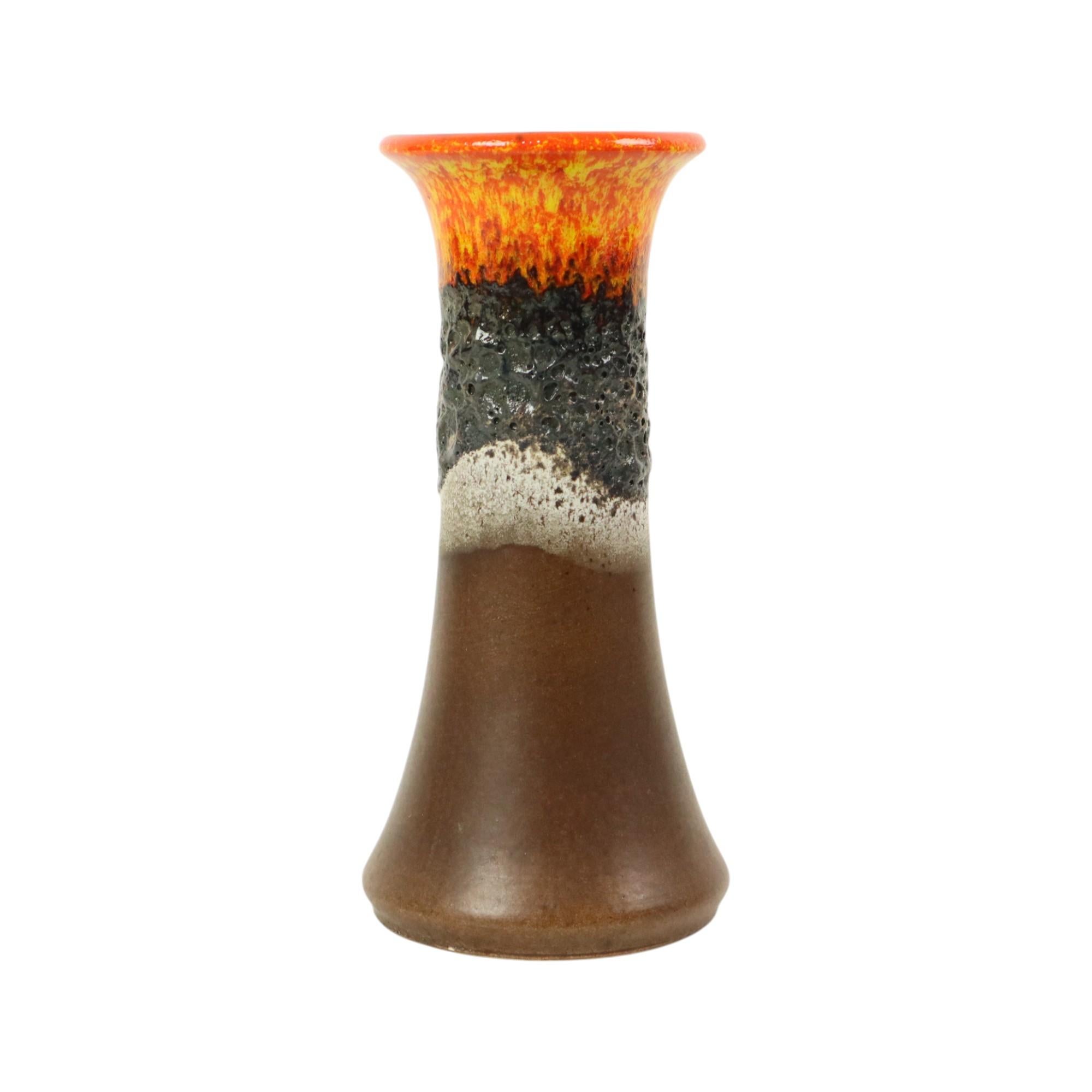 Vaso in lava grassa di Jasba d'epoca, ceramica smaltata arancione e marrone con una fascia centrale in lava grassa scura, ceramica della Germania Ovest degli anni '60-'70, questo vaso è numerato 0201024 sul fondo.

Germania Ovest era in realtà un