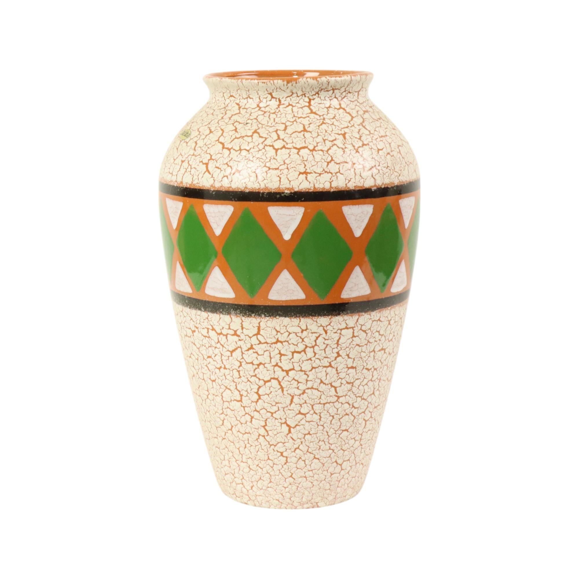 Grande vaso vintage Jasba con effetto crackle bianco-beige e una fascia verde a scacchiera al centro, ceramica della Greene & Greene degli anni '60-'70. Questo vaso ha ancora l'adesivo del produttore Jasba ed è numerato 106-35 sul fondo.

Germania