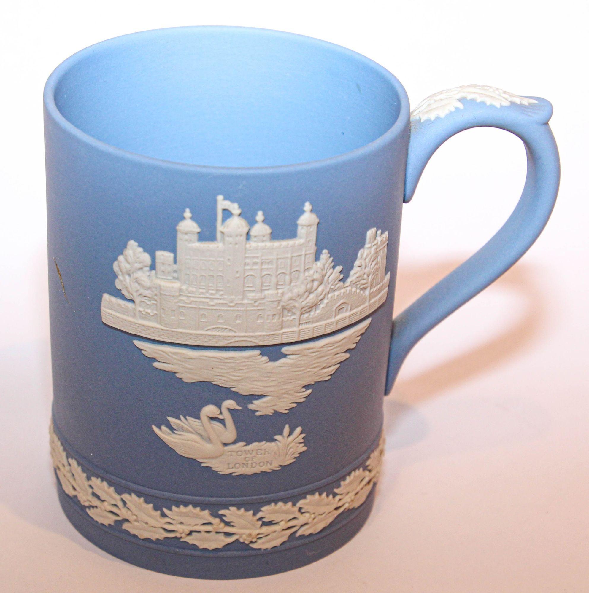 Vintage Jasperware Weihnachtsbecher von WEDGWOOD Satz von 4 circa 1970's, Made in England.
Hübsche, erhabene, mit weißem Jaspis verzierte Becher mit britischen Denkmälern, Weihnachtsbecher von 1972 bis 1975.
Sammlerstück aus den 1970er Jahren von