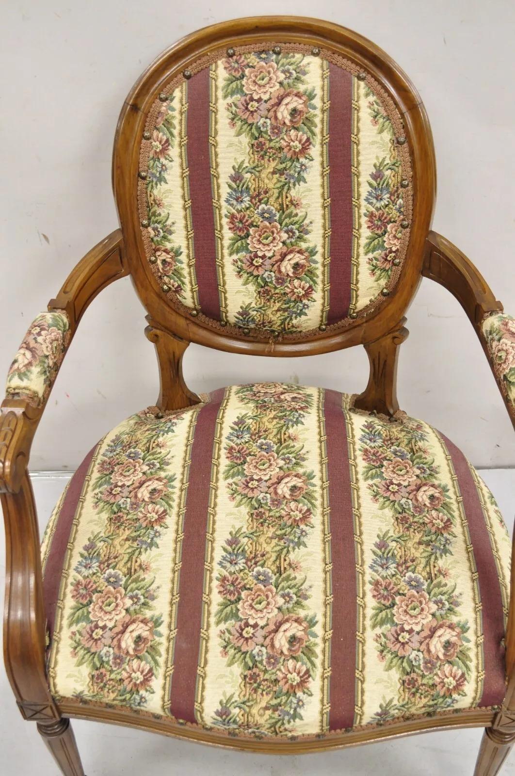 Sconosciuto Vintage JB Van Sciver Poltrona francese in stile Luigi XV in legno di noce intagliato e imbottito in vendita