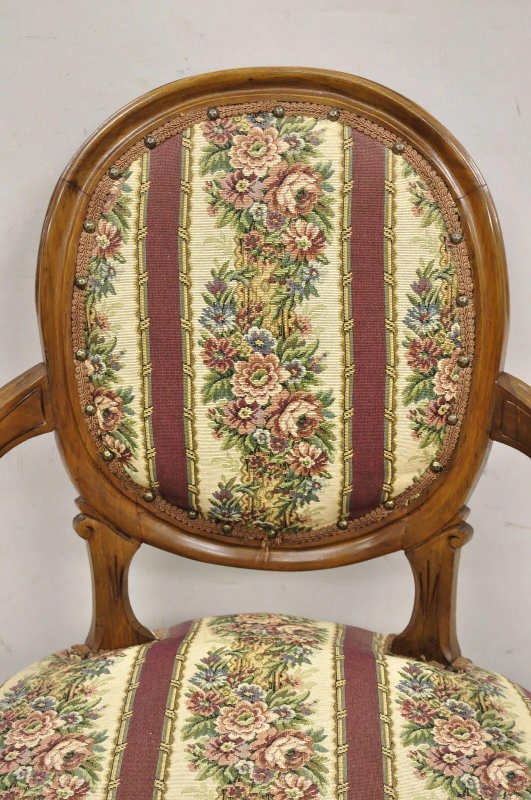 Vintage JB Van Sciver Poltrona francese in stile Luigi XV in legno di noce intagliato e imbottito In condizioni buone in vendita a Philadelphia, PA