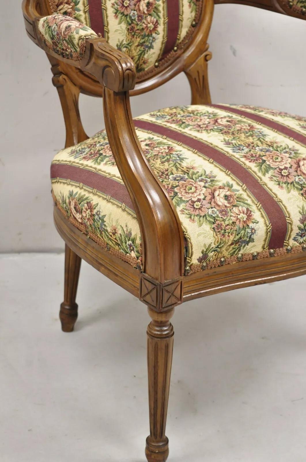 XX secolo Vintage JB Van Sciver Poltrona francese in stile Luigi XV in legno di noce intagliato e imbottito in vendita