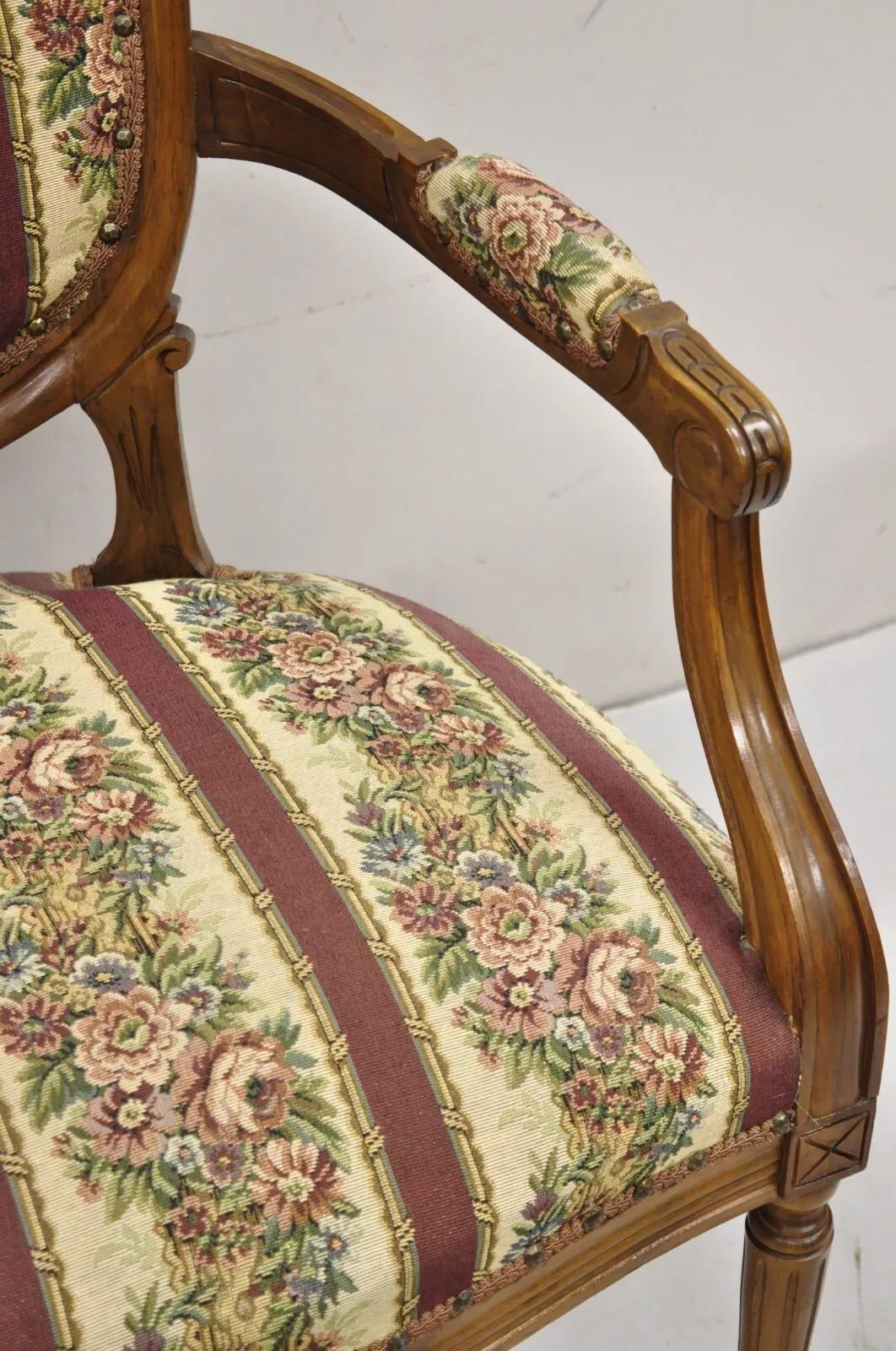 Tessuto Vintage JB Van Sciver Poltrona francese in stile Luigi XV in legno di noce intagliato e imbottito in vendita