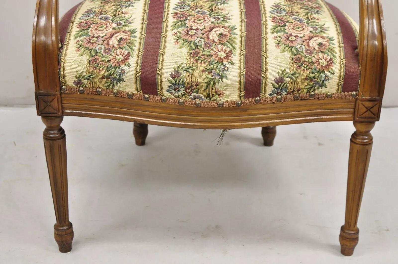 Vintage JB Van Sciver Poltrona francese in stile Luigi XV in legno di noce intagliato e imbottito in vendita 1