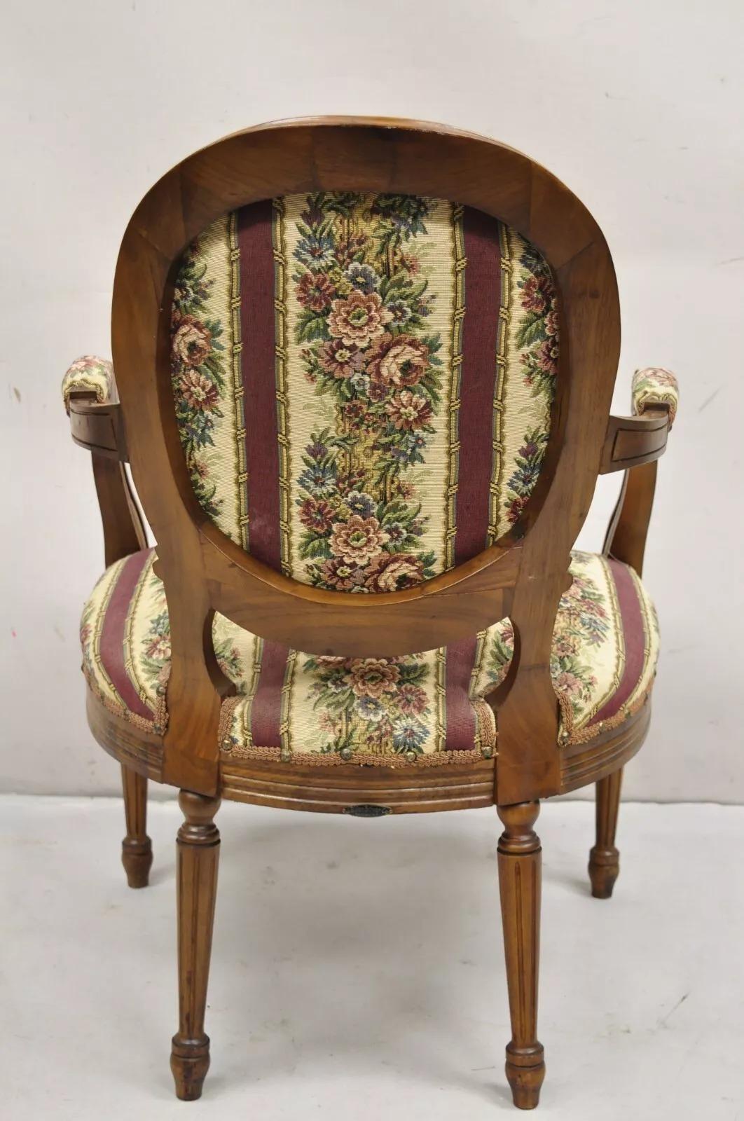 Vintage JB Van Sciver Poltrona francese in stile Luigi XV in legno di noce intagliato e imbottito in vendita 2