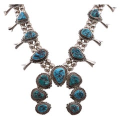 Collana vintage J.B.J. in argento sterling con turchese Navajo e motivo "Squash Blossom"