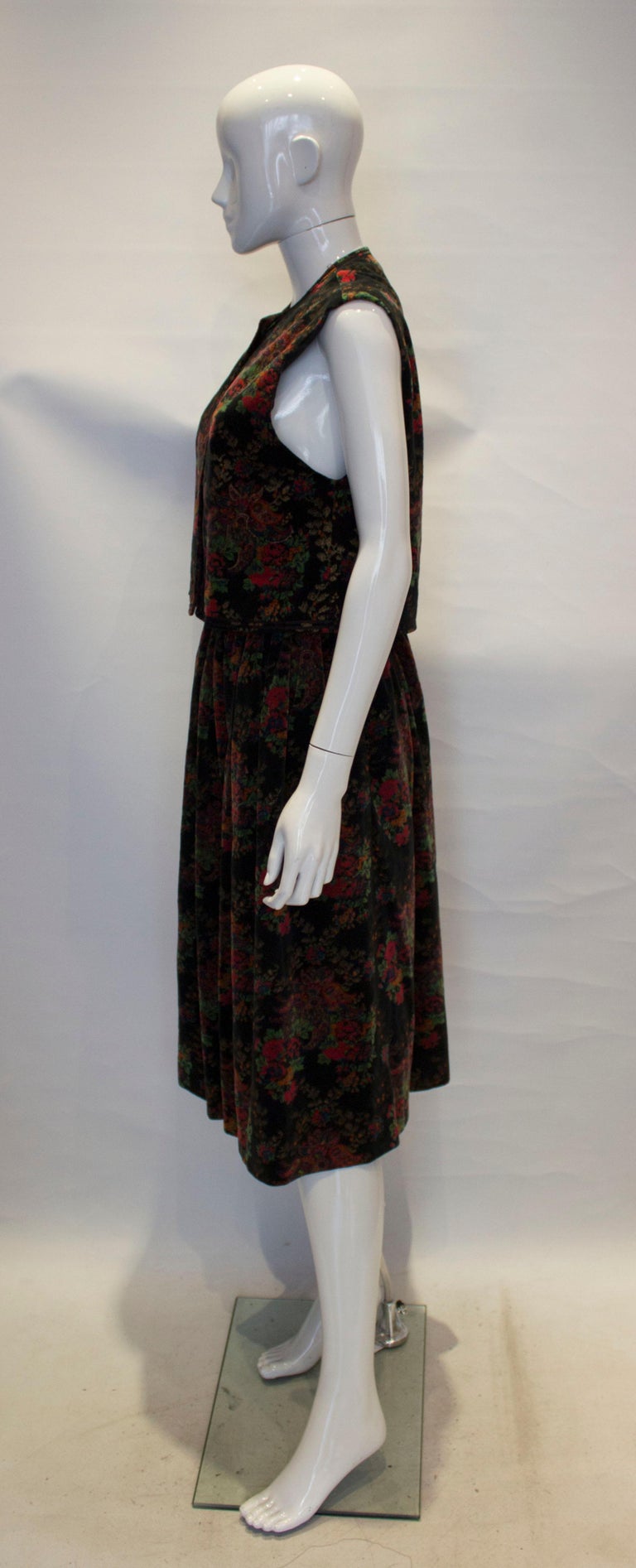 Vintage 80s Jaeger black velvet skirt. Waist 32” - Size UK12