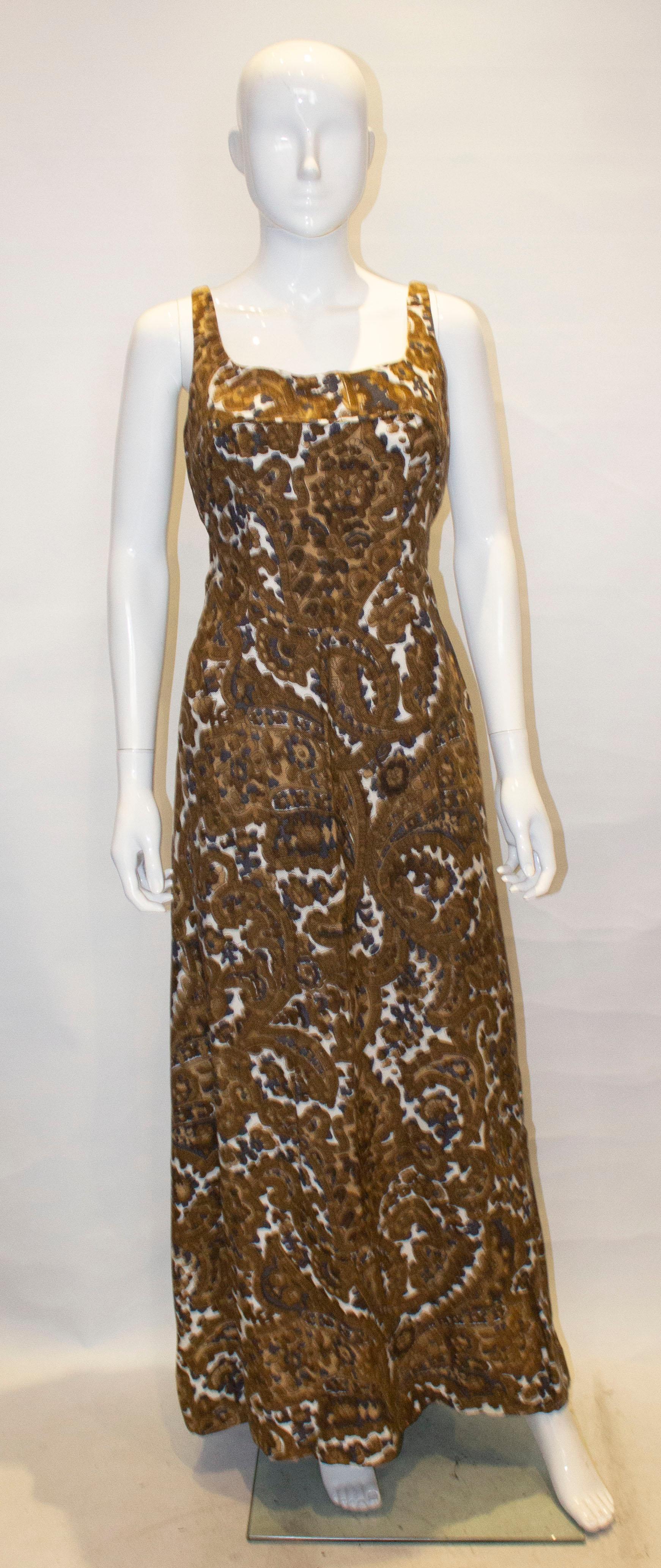 Un gran vestido vintage de Jean Allen , Londres. El vestido, de lino de calidad, tiene un estampado de colores marrón, blanco y azul, escote redondo y espalda baja. El vestido tiene dos lazos en la espalda y un pliegue trasero.