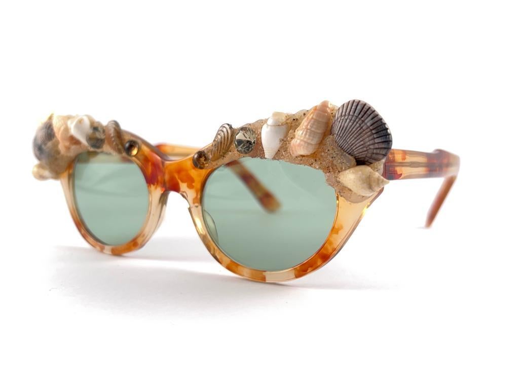 Vintage Jean Lonvert for Kems Tortue avec des yeux de chat et des coquillages.  lunettes de soleil.
Fabriqué en France.

AVANT : 15 CMS
HAUTEUR DE LA LENTILLE : 3,5 CM
LARGEUR DE L'OBJECTIF : 4.8 CMS
TEMPLES : 13 CMS