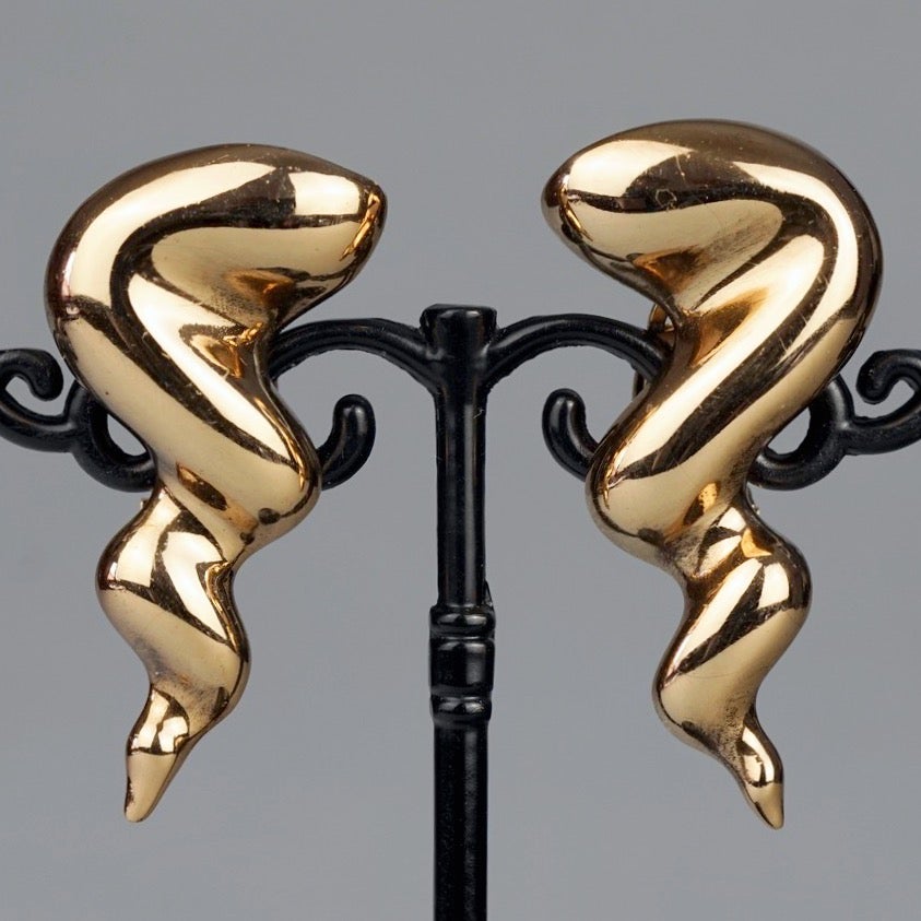 Vintage JEAN LOUIS SCHERRER Gilt Spiral Horn Novelty Earrings In Excellent Condition For Sale In Kingersheim, Alsace
