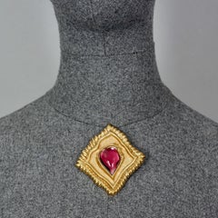 Broche vintage Jean-Louis Scherrer : carré inversé texturé avec cabochon rouge