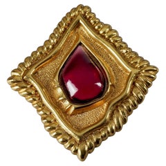 Broche vintage Jean-Louis Scherrer : carré inversé texturé avec cabochon rouge
