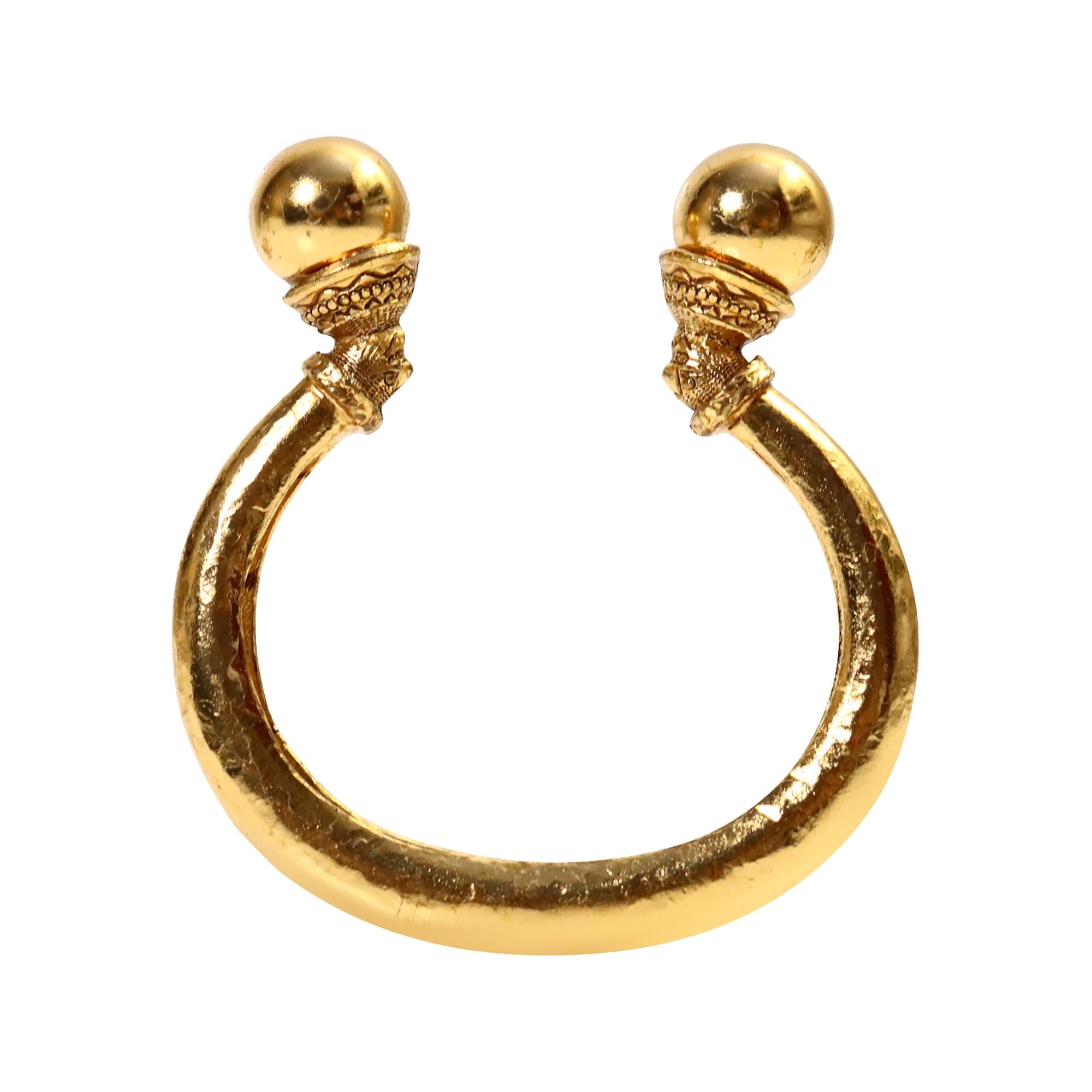 Bracciale a due sfere Scherrer vintage, anni '80 circa. Un braccialetto rigido con due sfere rotonde e un'apertura costituisce questo braccialetto chic. Le sfere sono d'oro con un disegno bizantino.  Avrò anche la collana che metterò in vendita in