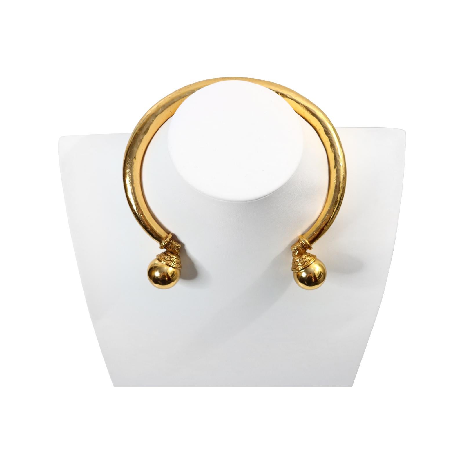 Collana girocollo a due sfere Jean-Louis Scherrer d'epoca, circa anni '80. Questa collana chic presenta un girocollo rigido con due sfere rotonde e un'apertura. Le sfere sono d'oro con un disegno bizantino. Avrò anche il braccialetto da abbinare.