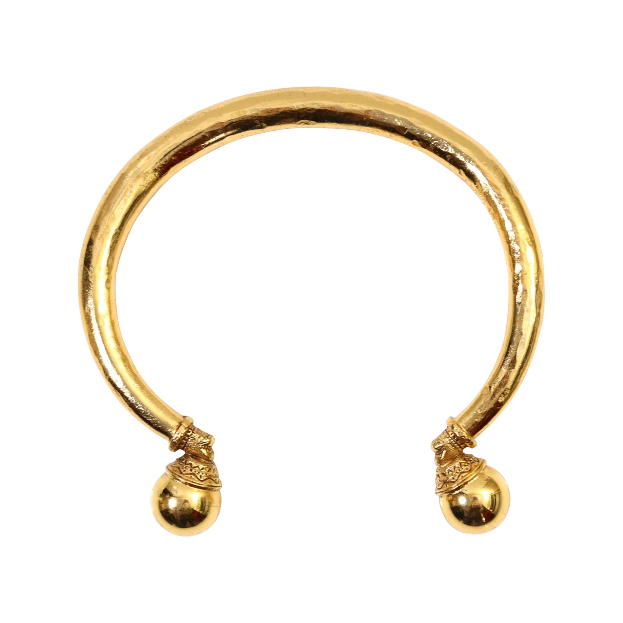 Collar gargantilla vintage de dos bolas Jean Louis Scherrer, alrededor de los años 80. Este elegante collar tiene una gargantilla rígida con dos bolas redondas y una abertura. Las bolas son doradas con un diseño bizantino. También tendré la pulsera