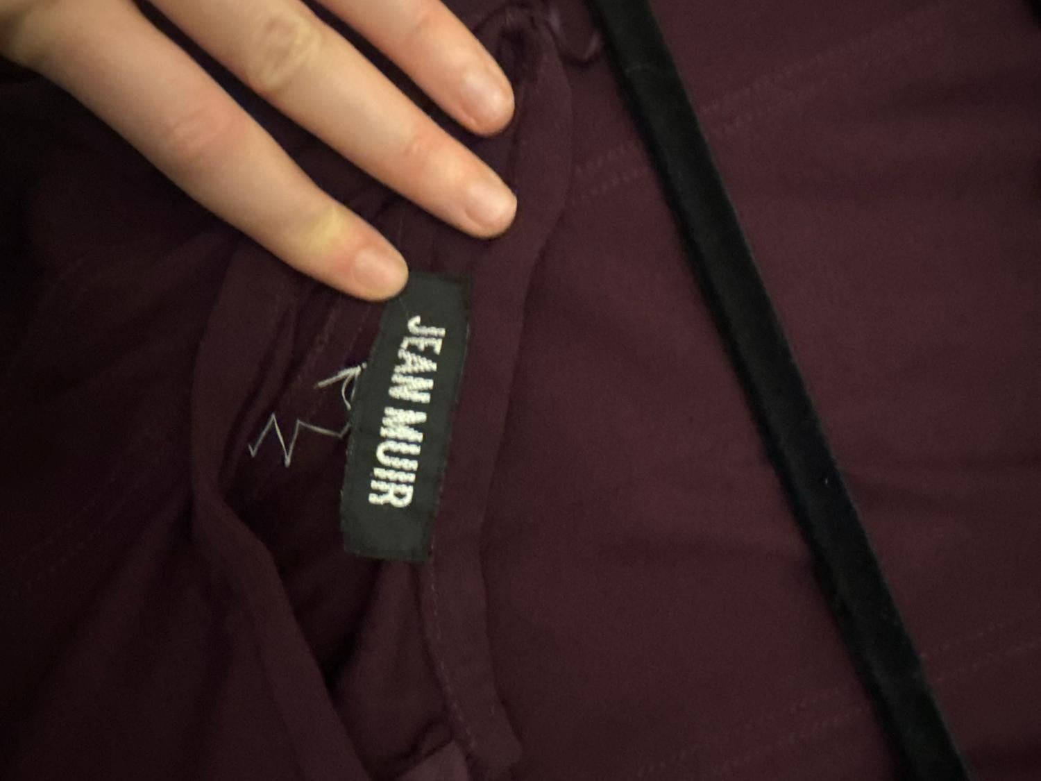 Una gran falda vintage de Jean Muir, línea principal. En un maravilloso color morado intenso, la falda tiene grandes detalles de puntadas  y confección a medida  esperaría. La falda no está forrada y tiene una abertura trasera con