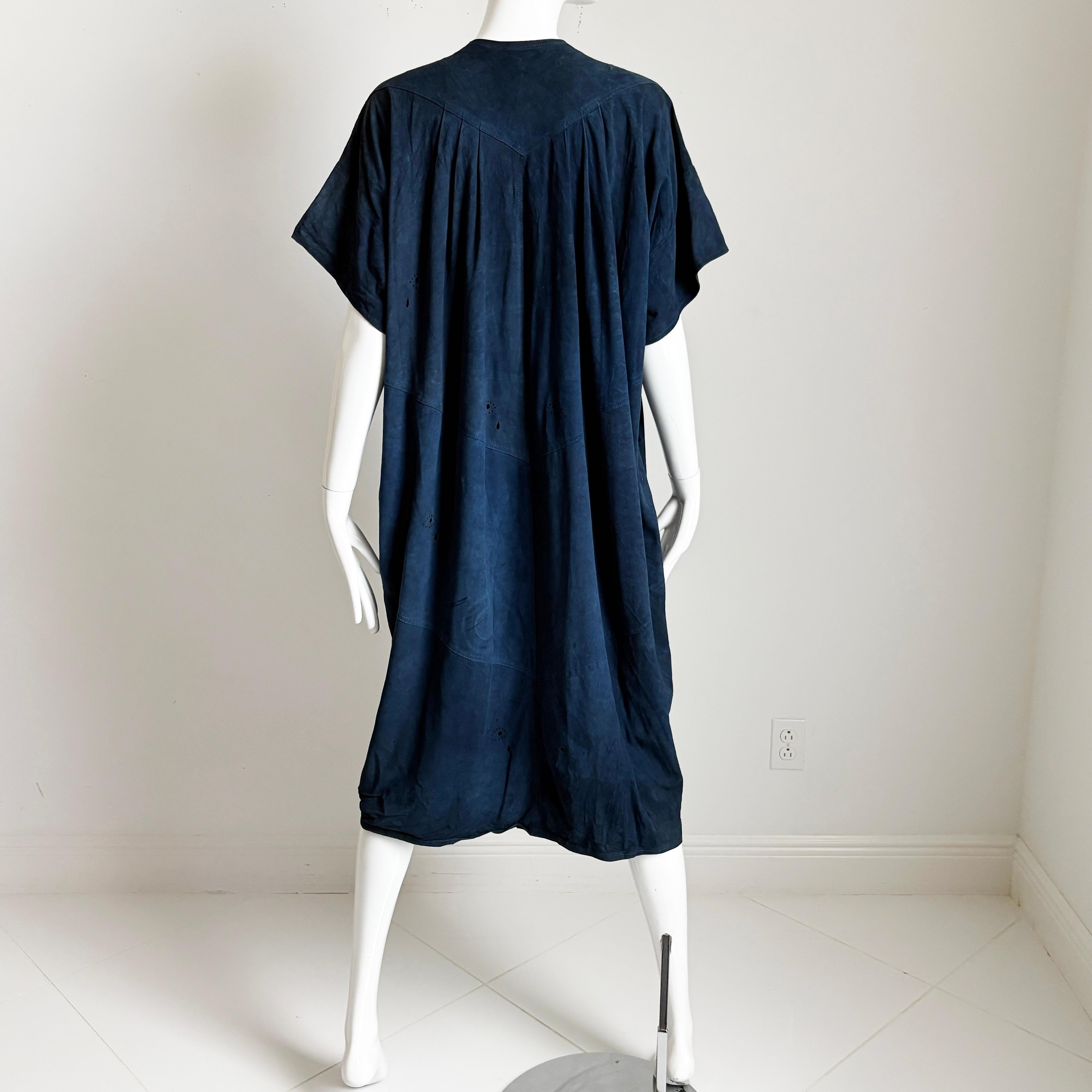 Vintage Jean Muir Blue Punched Suede Coat Dress circa Ende der 1970er Jahre Rare im Angebot 5