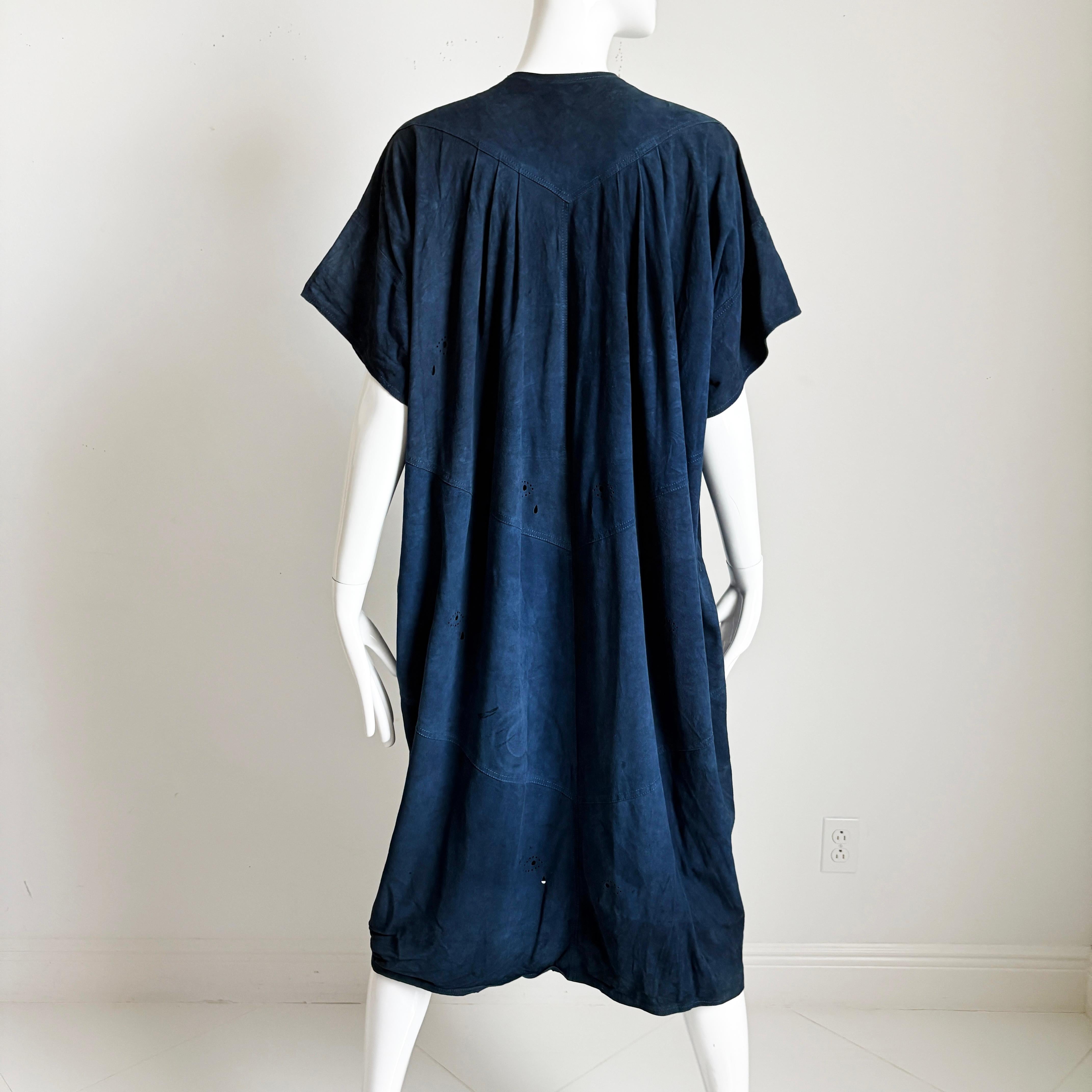 Vintage Jean Muir Blue Punched Suede Coat Dress circa Ende der 1970er Jahre Rare im Angebot 6