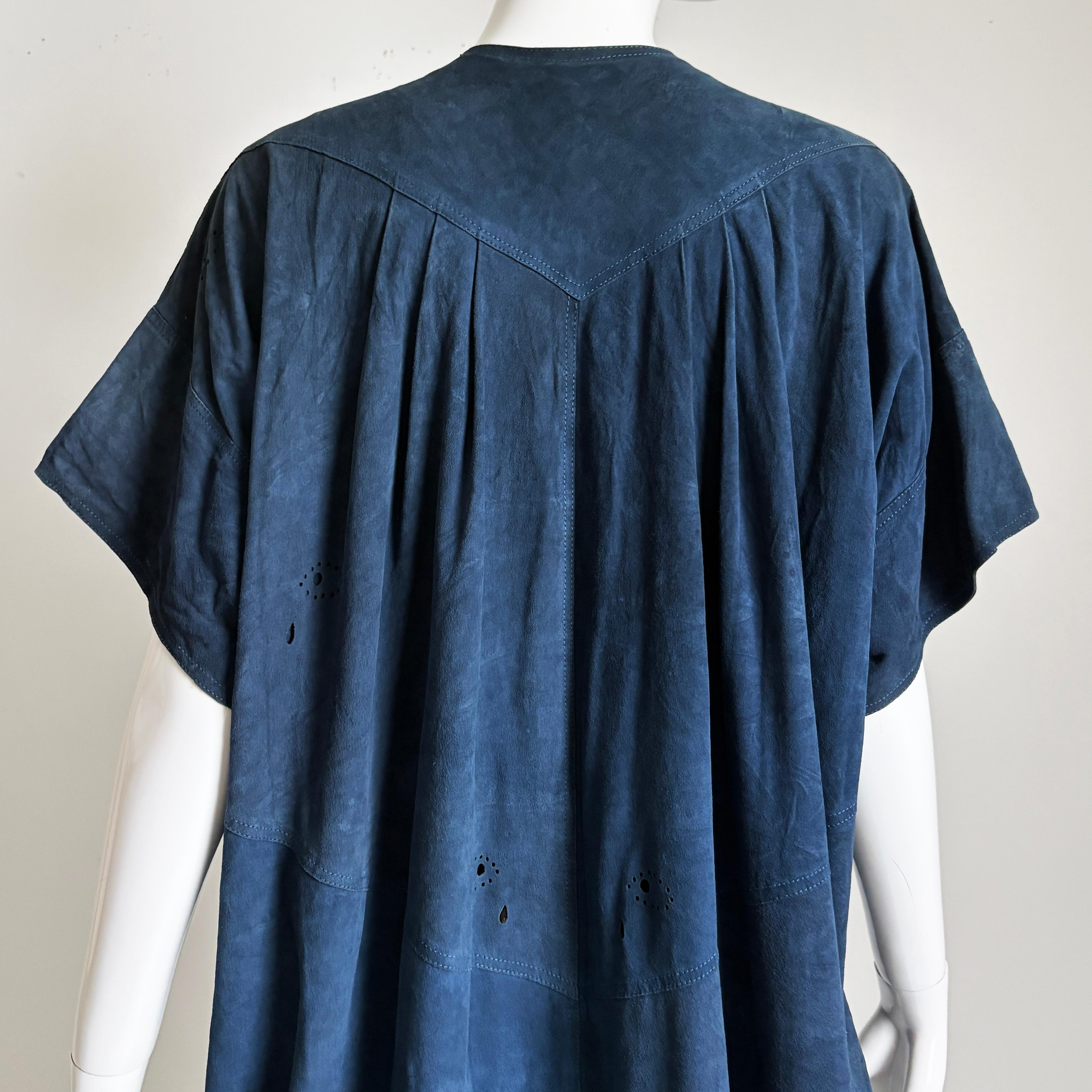 Vintage Jean Muir Blue Punched Suede Coat Dress circa Ende der 1970er Jahre Rare im Angebot 4