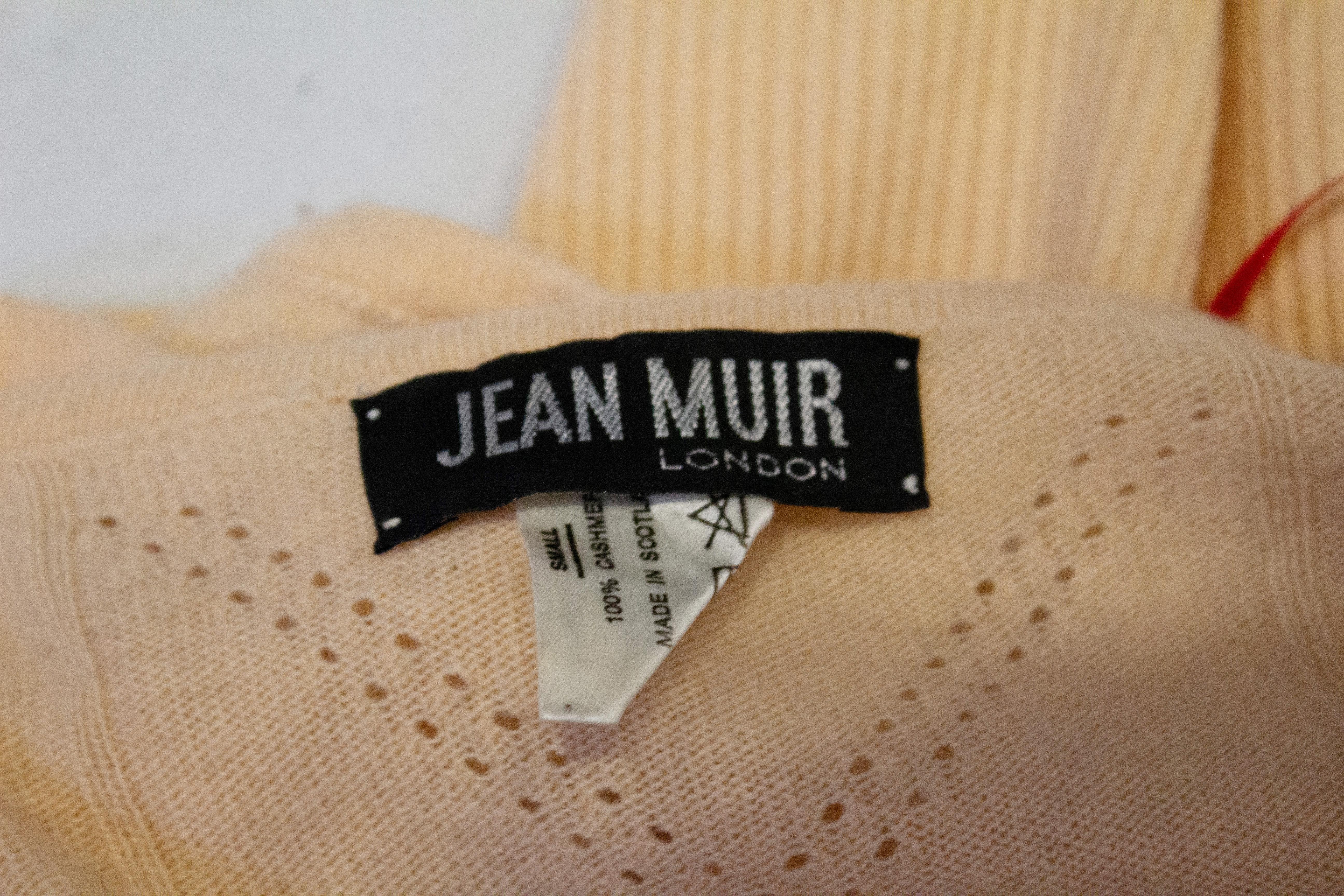 Un pull en cachemire vintage chic et douillet signé Jean Muir. Le pull est d'une jolie couleur abricot doux, avec des manches au coude.
Mesures : Poitrine 34'', longueur 24''