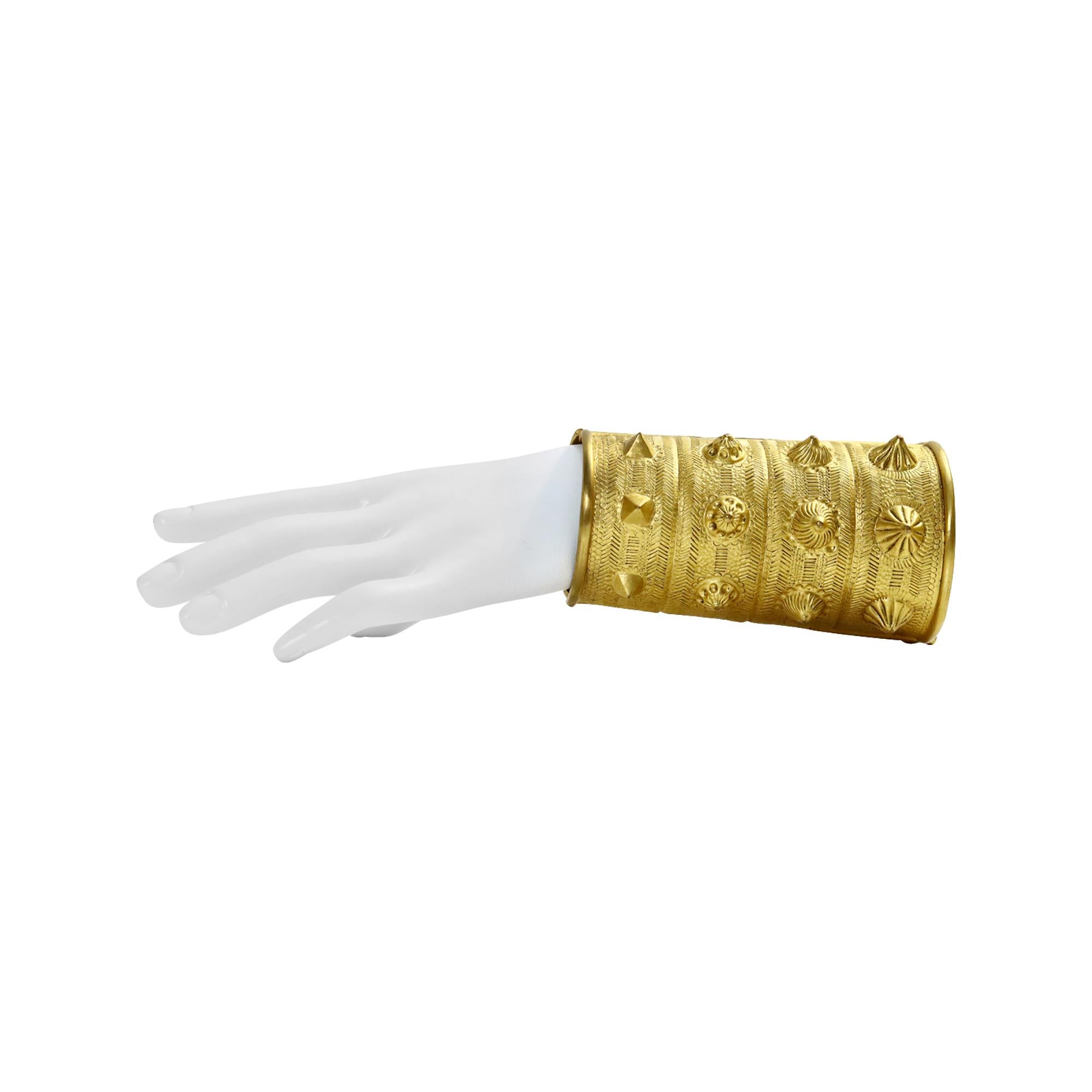 Jean Patou Vintage Studded Matte Gold Tone Tribal Cuff Circa 1980 Bon état - En vente à New York, NY