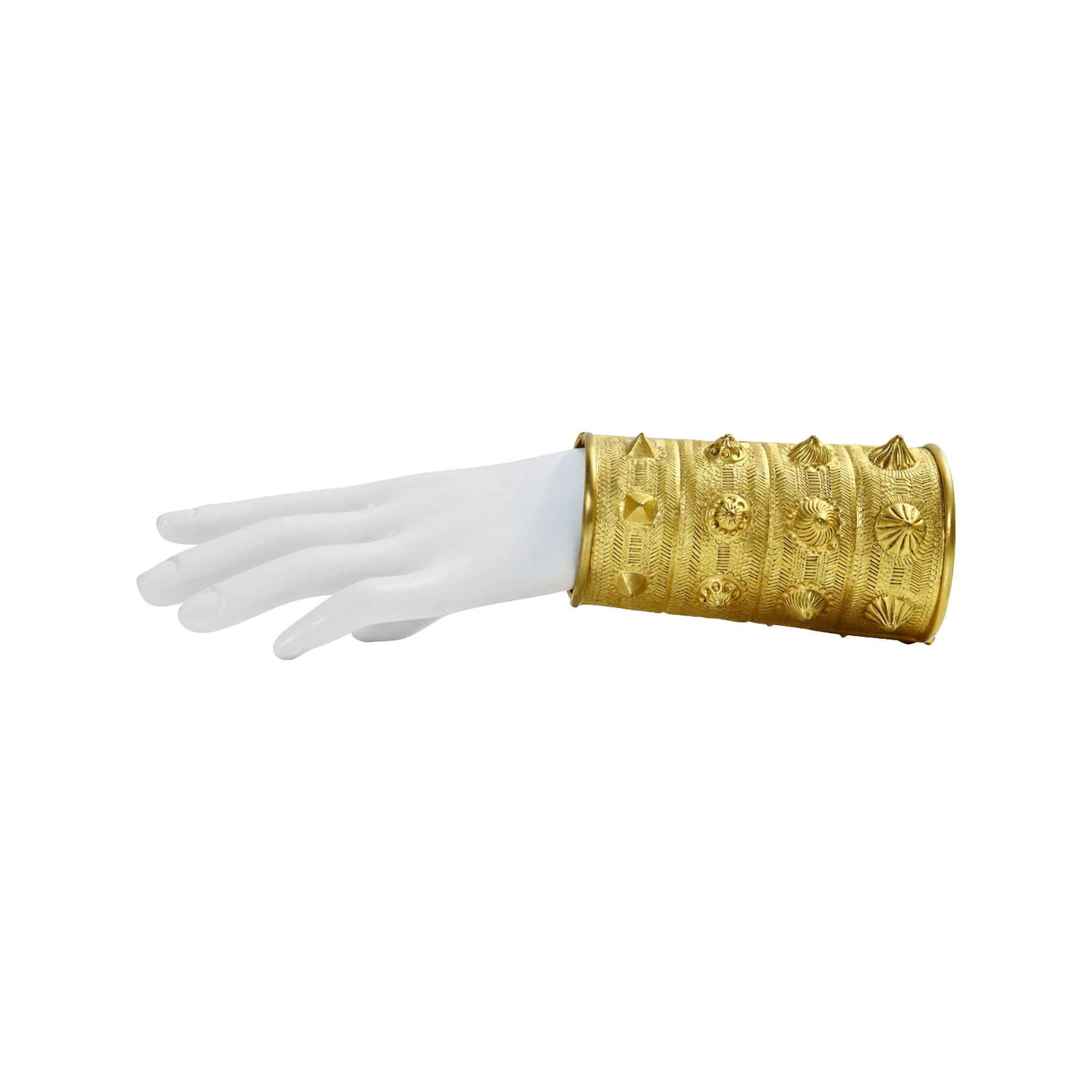 Jean Patou Vintage Studded Matte Gold Tone Tribal Cuff Circa 1980 Unisexe en vente