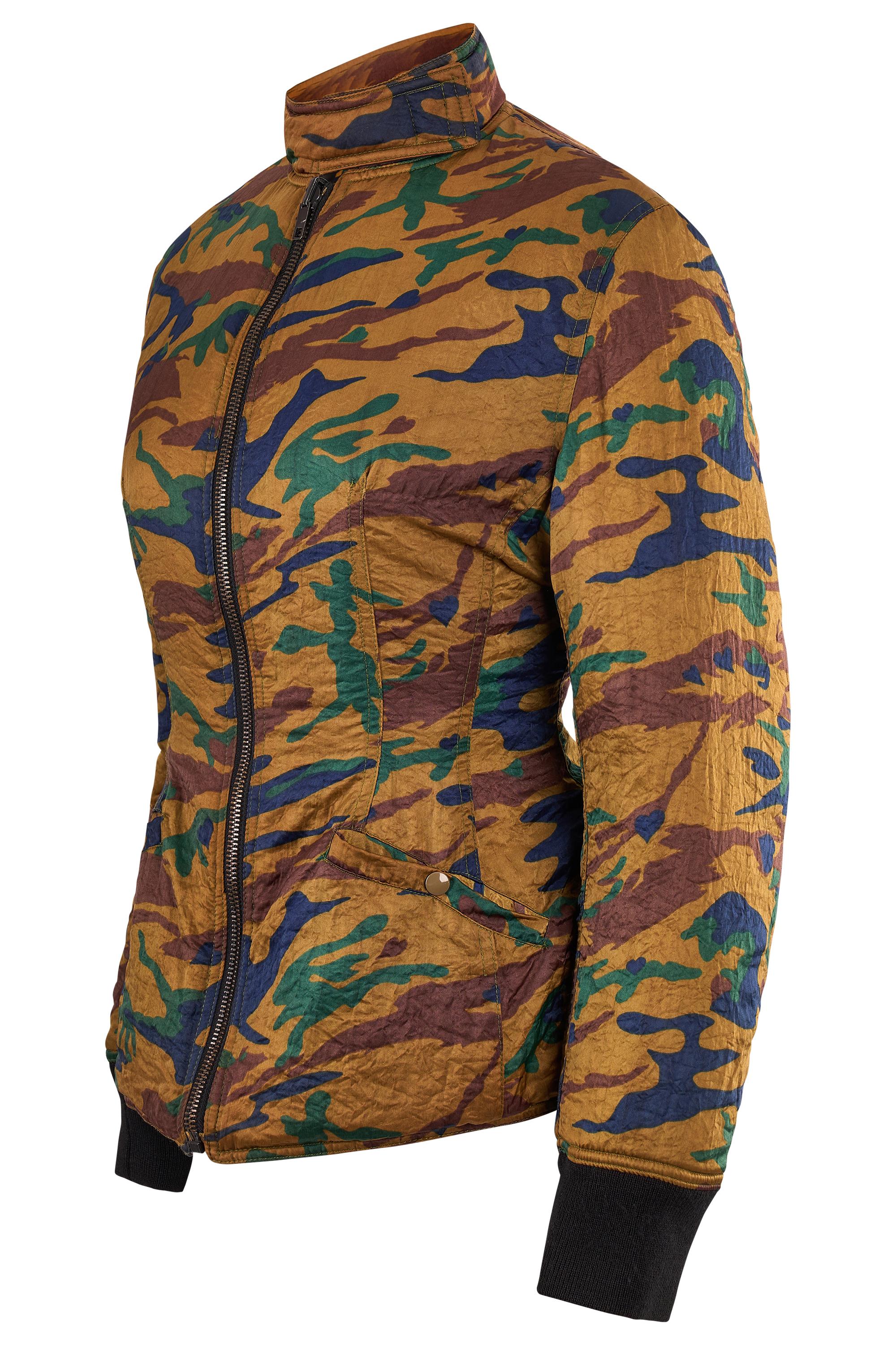 Chaqueta acolchada reversible Jean Paul Gaultier años 80. Con cuello alto, cierre de cremallera, puños de canalé y dos bolsillos delanteros. La chaqueta puede llevarse de dos formas: en un elegante y sobrio negro para un look minimalista, o