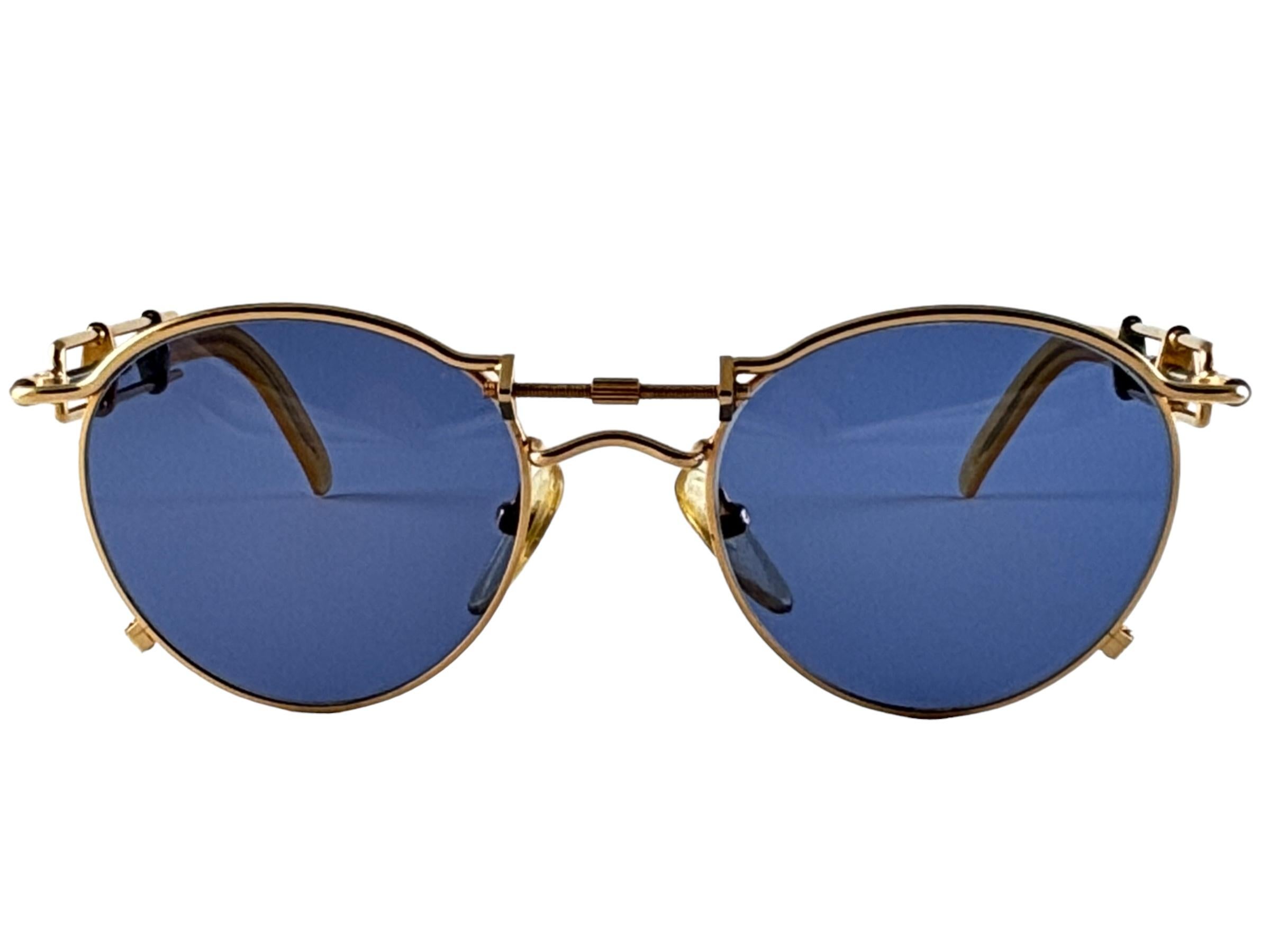 Vintage Jean Paul Gaultier 56 0174 Gold und Silber Details Rahmen. 
Elektrisch-blaue Gläser, die einen fertigen JPG-Look vervollständigen.

Erstaunliches Design mit starken, aber raffinierten Details.
Dieser Artikel hat sichtbare