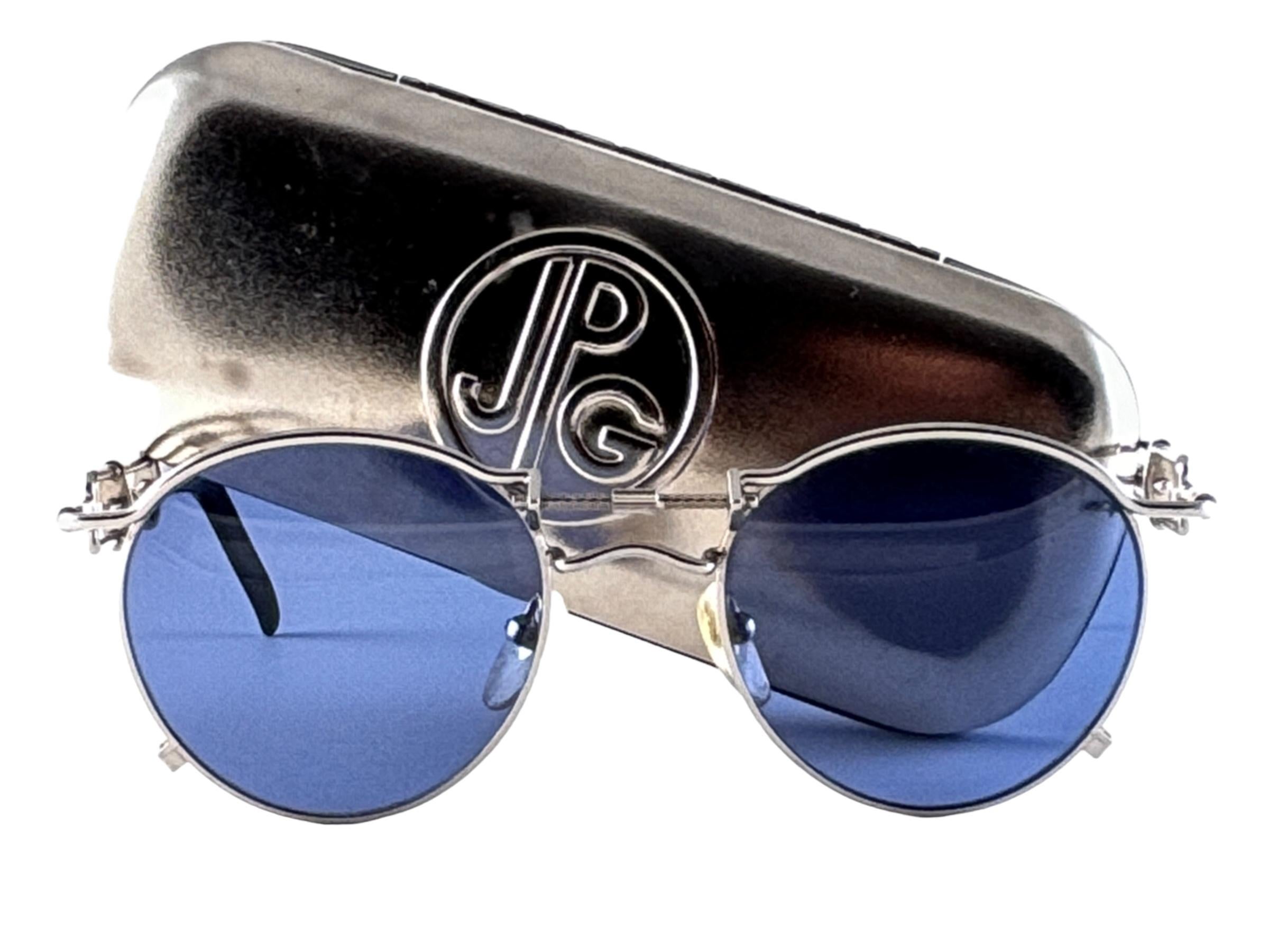 Vintage Jean Paul Gaultier 56 0174 Silver Details cadre. 
Les verres bleus complètent le look JPG prêt à porter.

Un design étonnant avec des détails à la fois forts et complexes.
Design et produit dans les années 1900.
Petit signe d'usure dû au