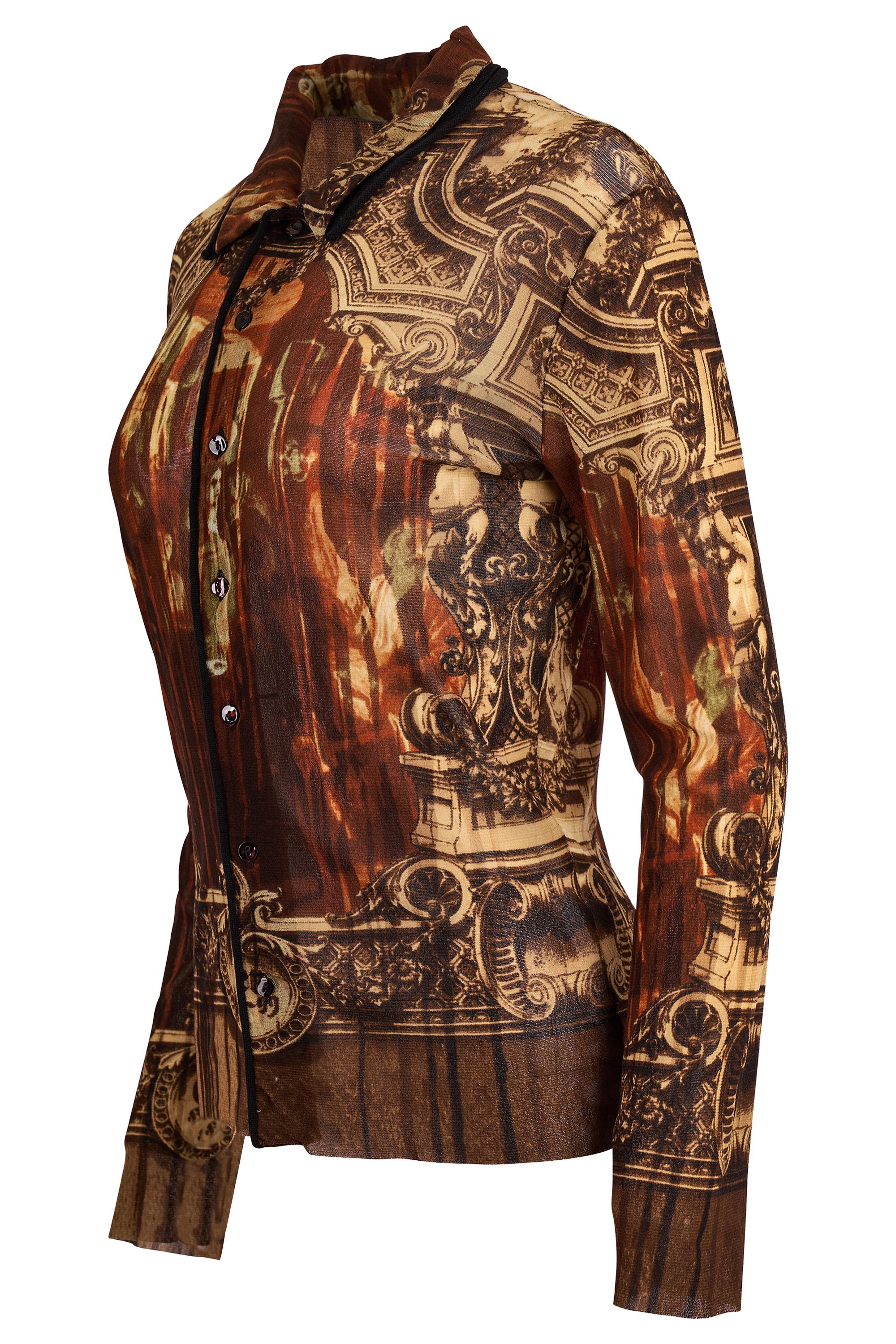 Vintage Jean Paul Gaultier A/W 1998 Gothic Church s Print Mesh Shirt . Il se compose d'une maille légère et extensible, d'une palette de couleurs terreuses, d'imprimés architecturaux gothiques spectaculaires et d'un double col.  Se ferme à l'aide de