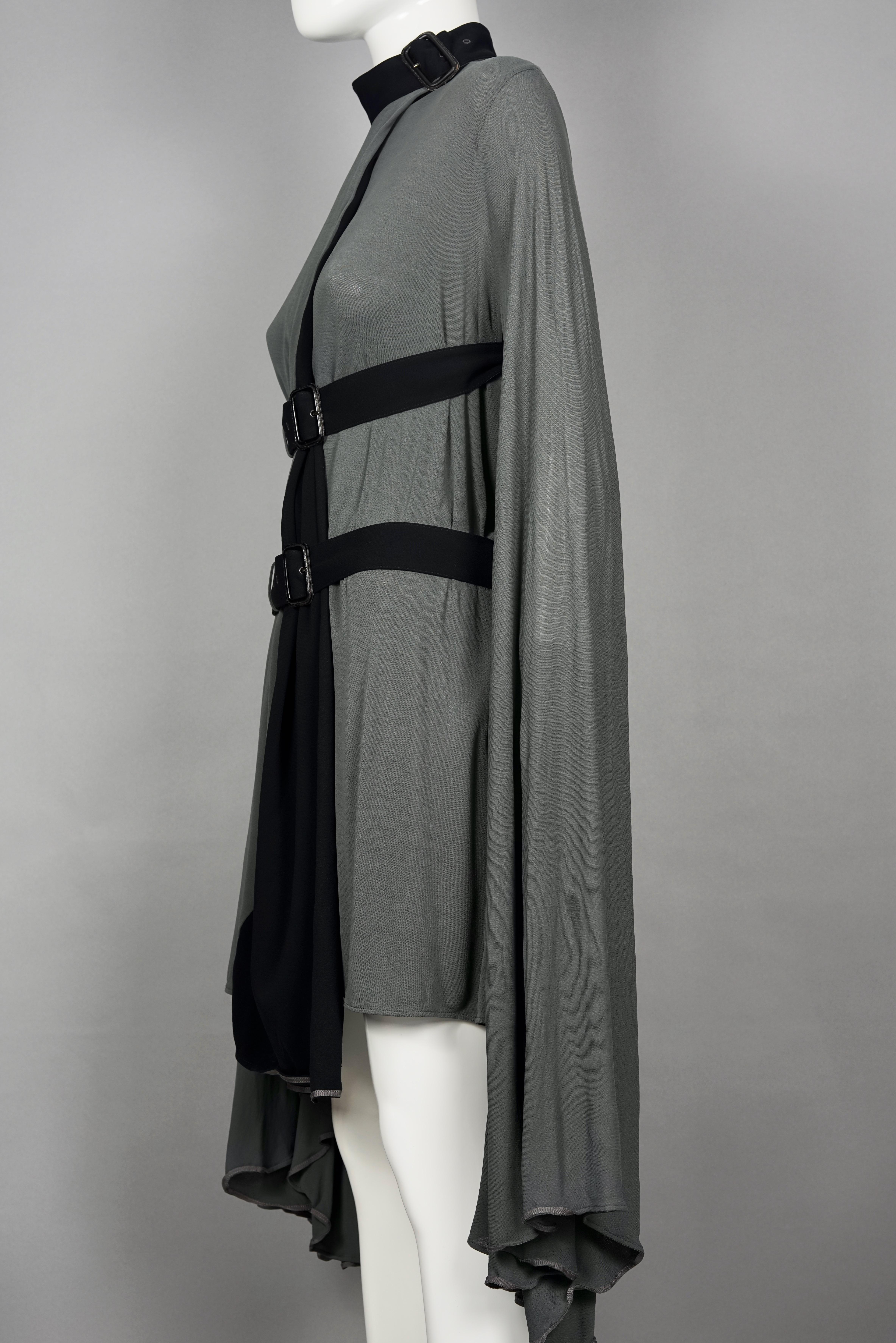 Vintage JEAN PAUL GAULTIER Belted Bondage Gray Cape Dress In Excellent Condition For Sale In Kingersheim, Alsace