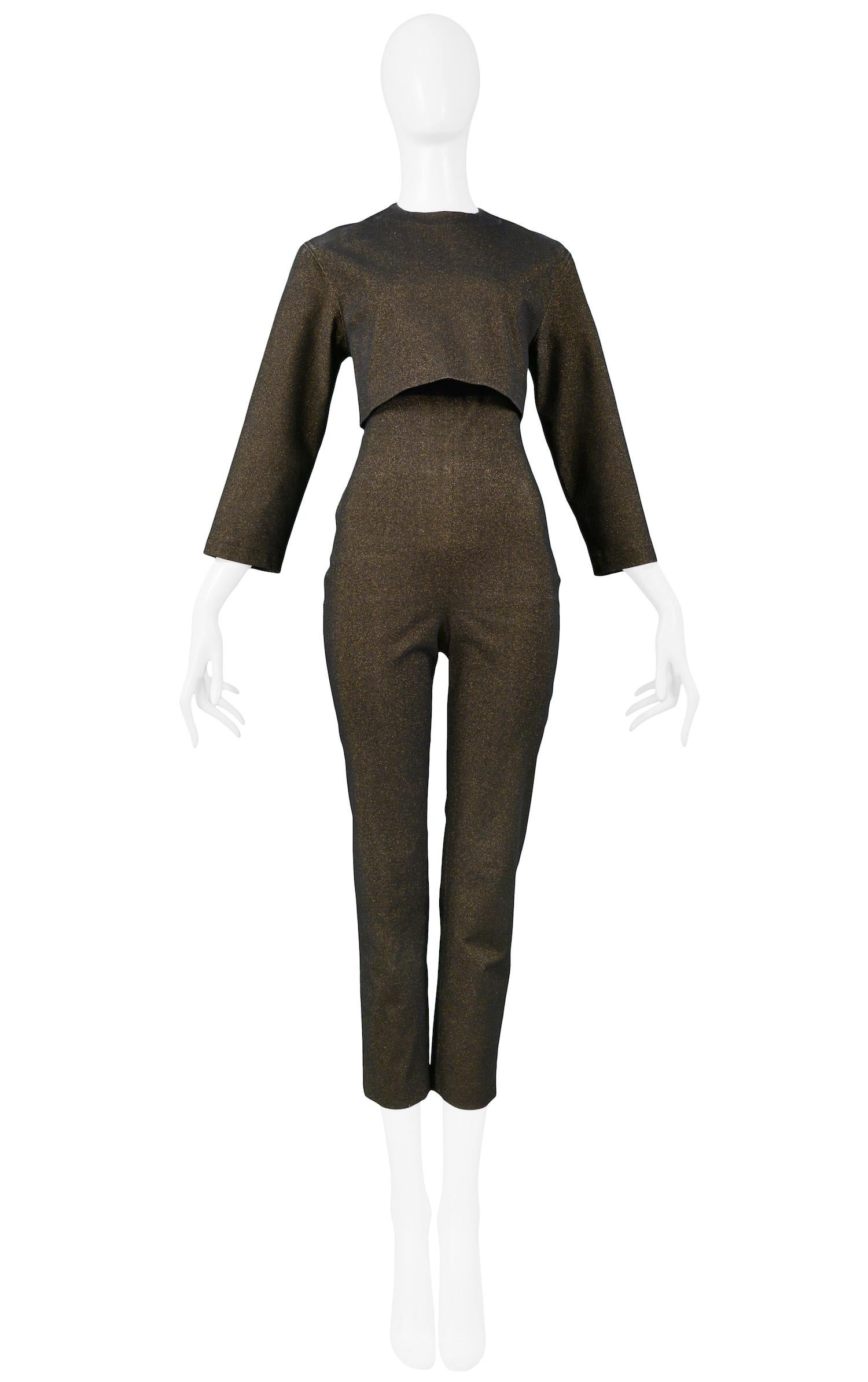 Combinaison vintage Jean Paul Gaultier en maille bronze métallisée et noire, sans manches, avec le crop top / veste assorti, avec des manches trois-quarts. La combinaison a une fermeture éclair invisible au centre du dos, et la veste a une fermeture