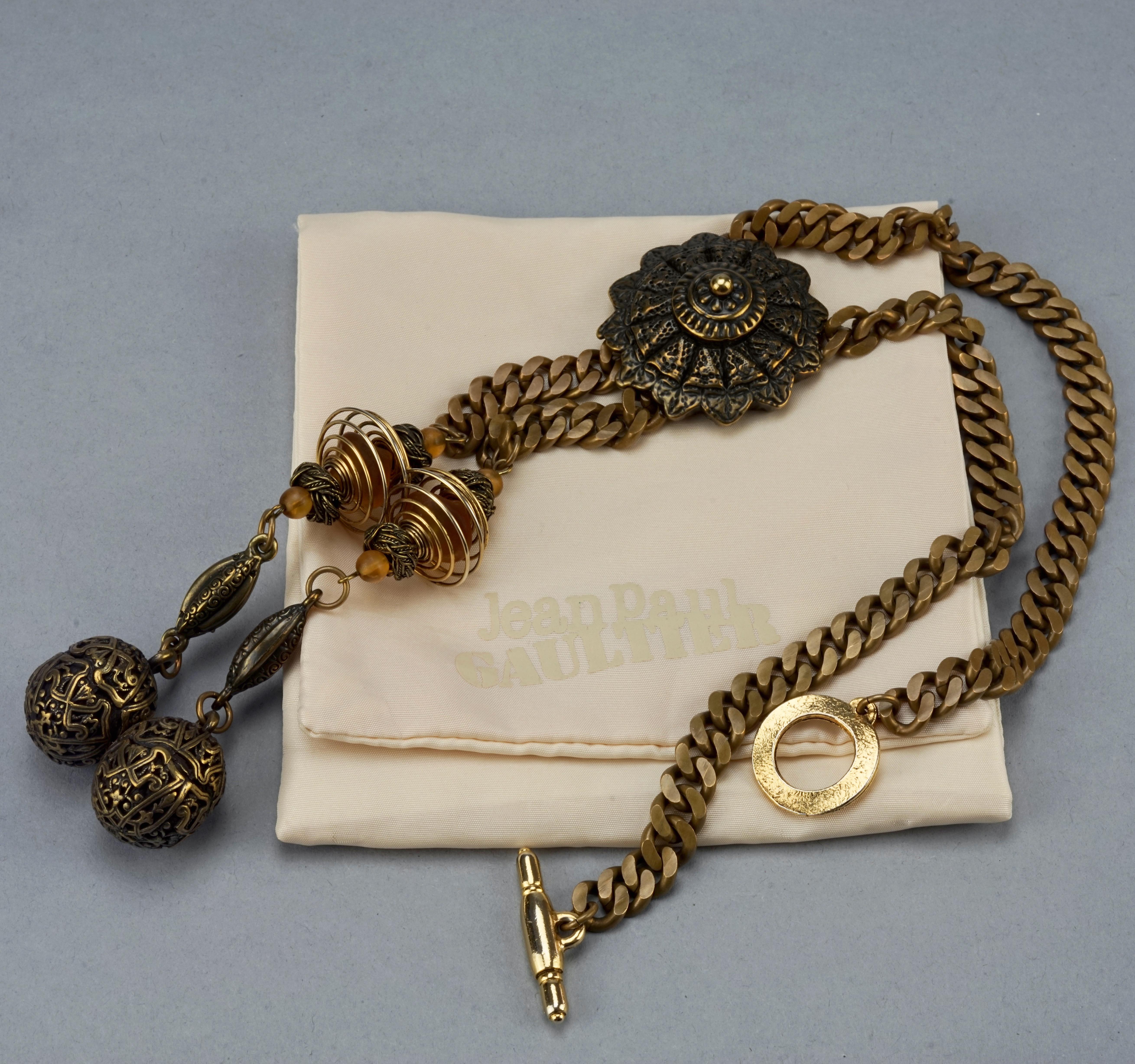 Vintage JEAN PAUL GAULTIER Brutalist Tribal Coil Charm Necklace In Excellent Condition For Sale In Kingersheim, Alsace