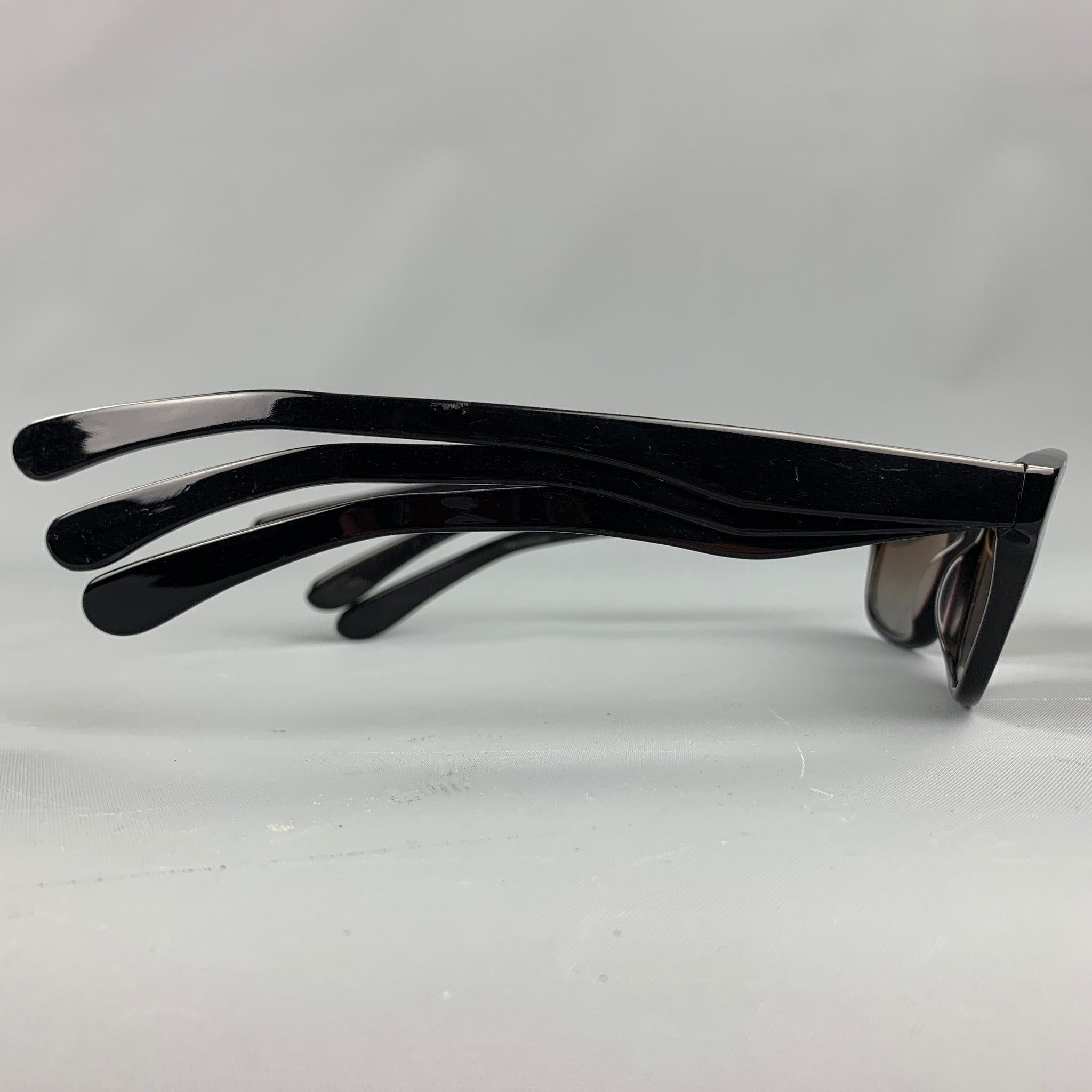 Vintage JEAN PAUL GAULTIER by MIKLI Sonnenbrille aus schwarzem Acetat mit drei Bügeln und ovaler Form. Hergestellt in Frankreich. So wie es ist. Gut
Gebrauchtes Zustand. 

Markiert:   GL1101 0101 4520 

Abmessungen: 
   Länge: 16 cm, Höhe: 4 cm.
  
