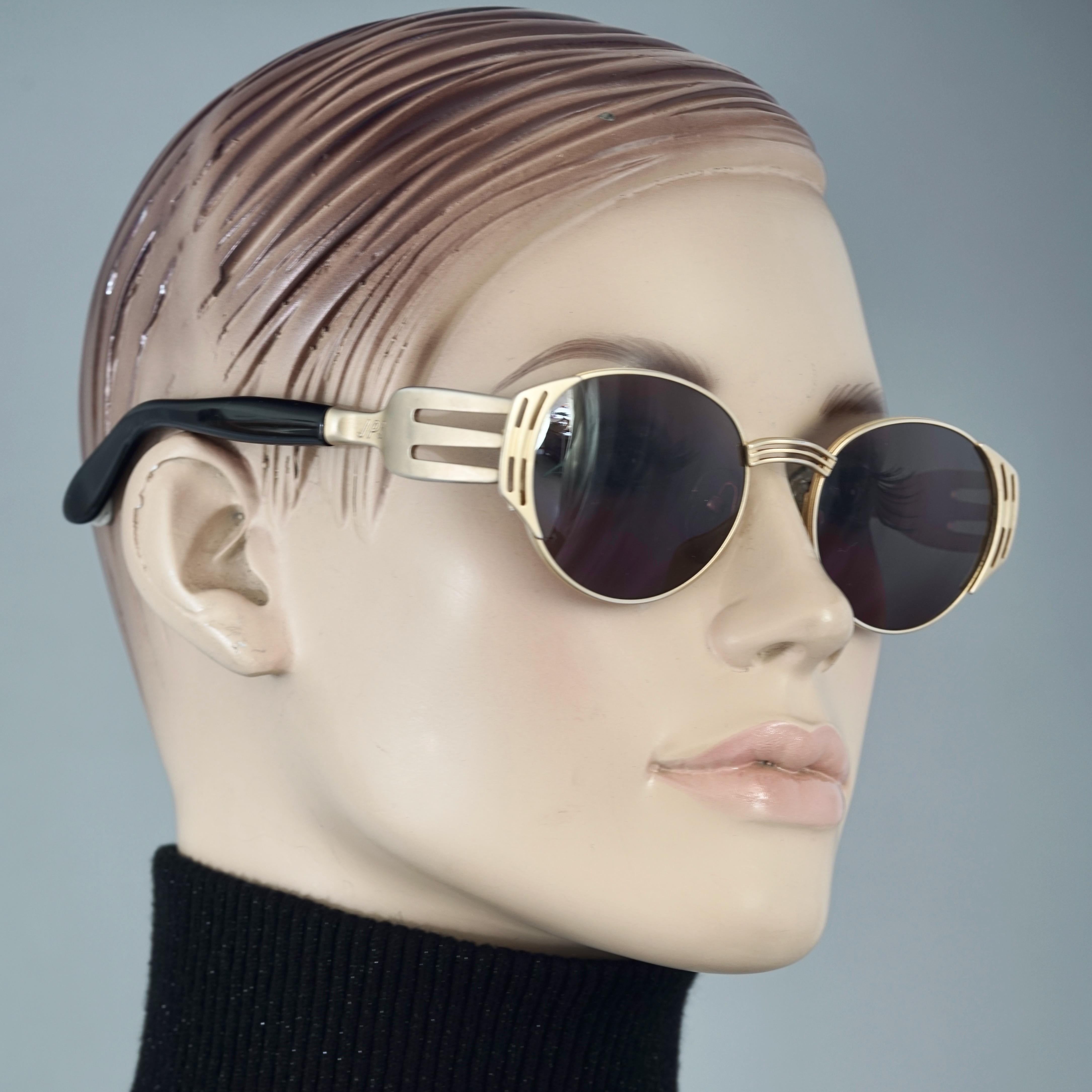 Vintage JEAN PAUL GAULTIER Fork Novelty Sonnenbrille

Messungen: 
Höhe: 1.77 Zoll (4::5 cm)
Horizontale Breite: 5.31 Zoll (13::5 cm)
Arme: 5.62 Zoll (14::3 cm)

Features: 
- 100% Authentic JEAN PAUL GAULTIER. 
- Fork novelty sunglasses. 
- Gold tone