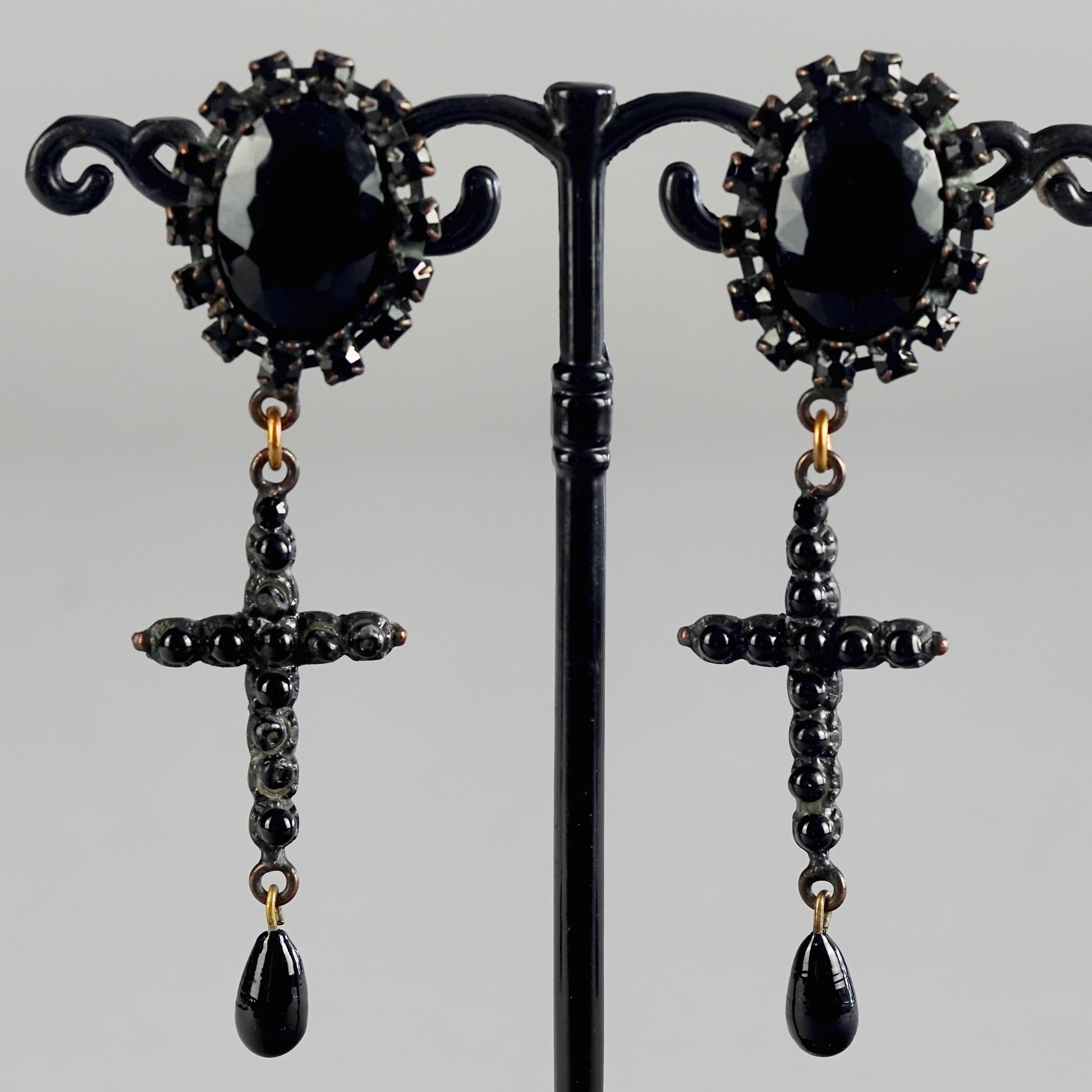 Vintage JEAN PAUL GAULTIER Gothic Black Cross Dangling Earrings In Excellent Condition For Sale In Kingersheim, Alsace