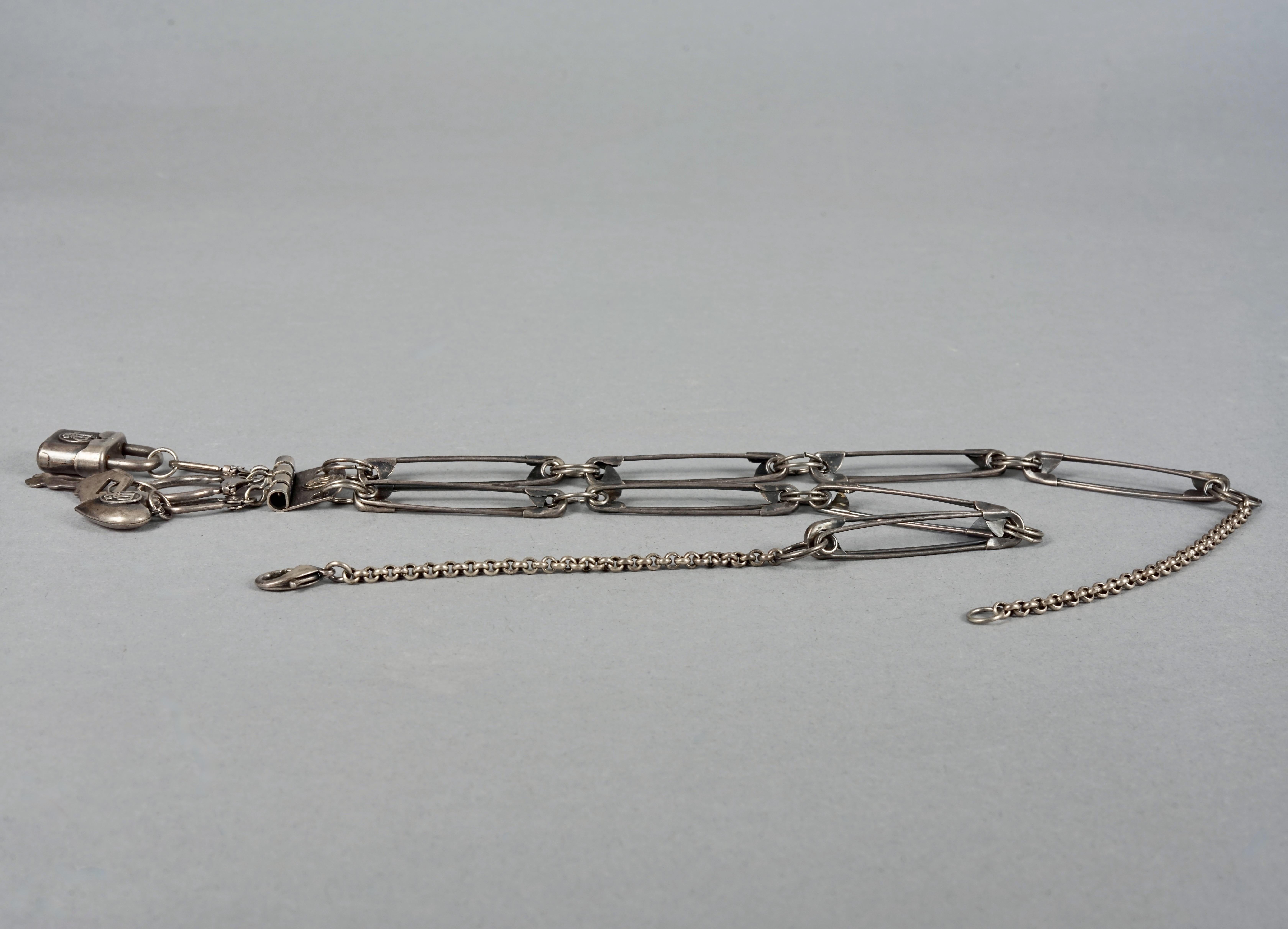 Collier vintage Jean-Paul Gaultier avec épingle de sécurité et clés à cadenas en forme de cœur en vente 1
