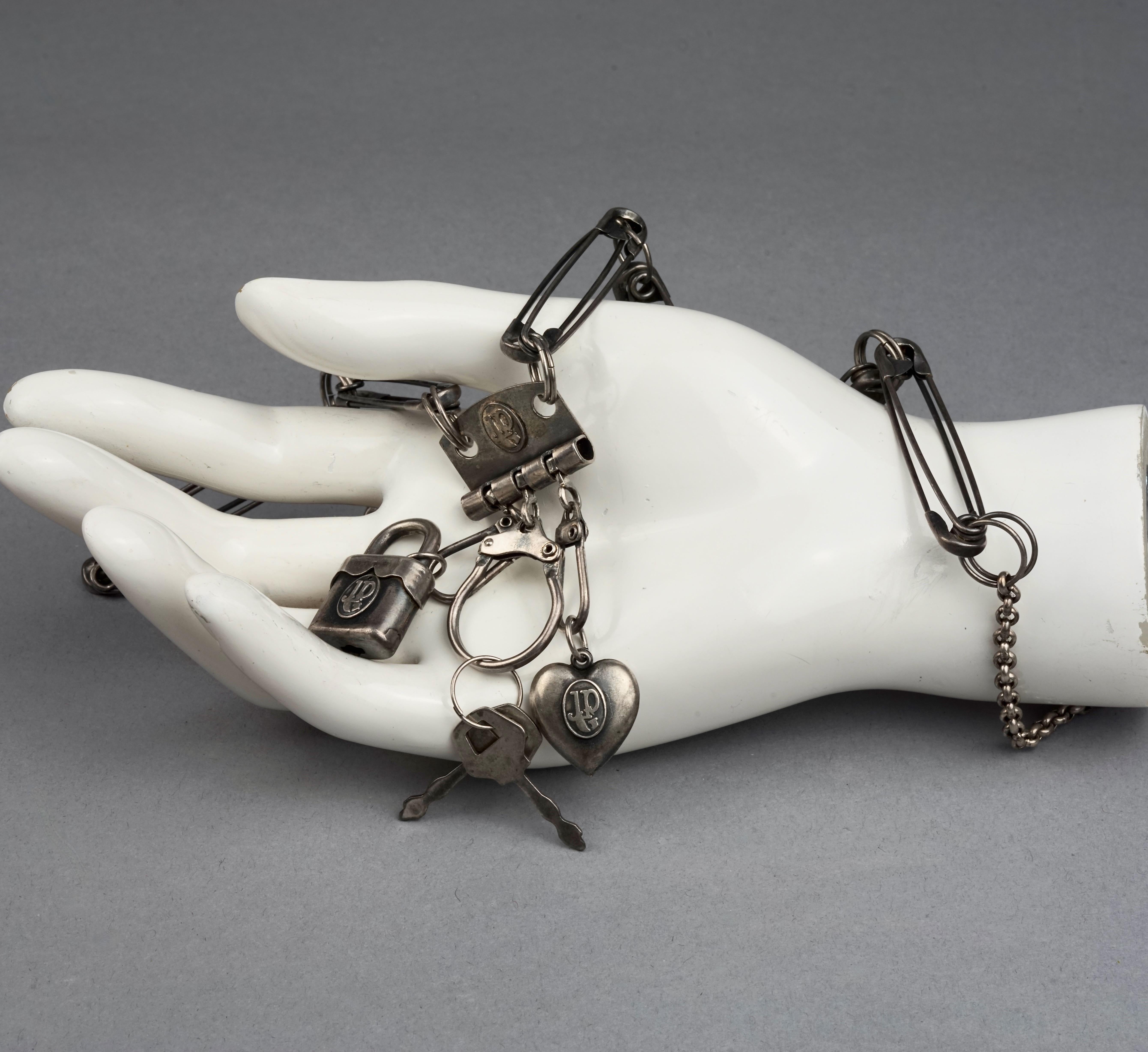 Collier vintage Jean-Paul Gaultier avec épingle de sécurité et clés à cadenas en forme de cœur en vente 5