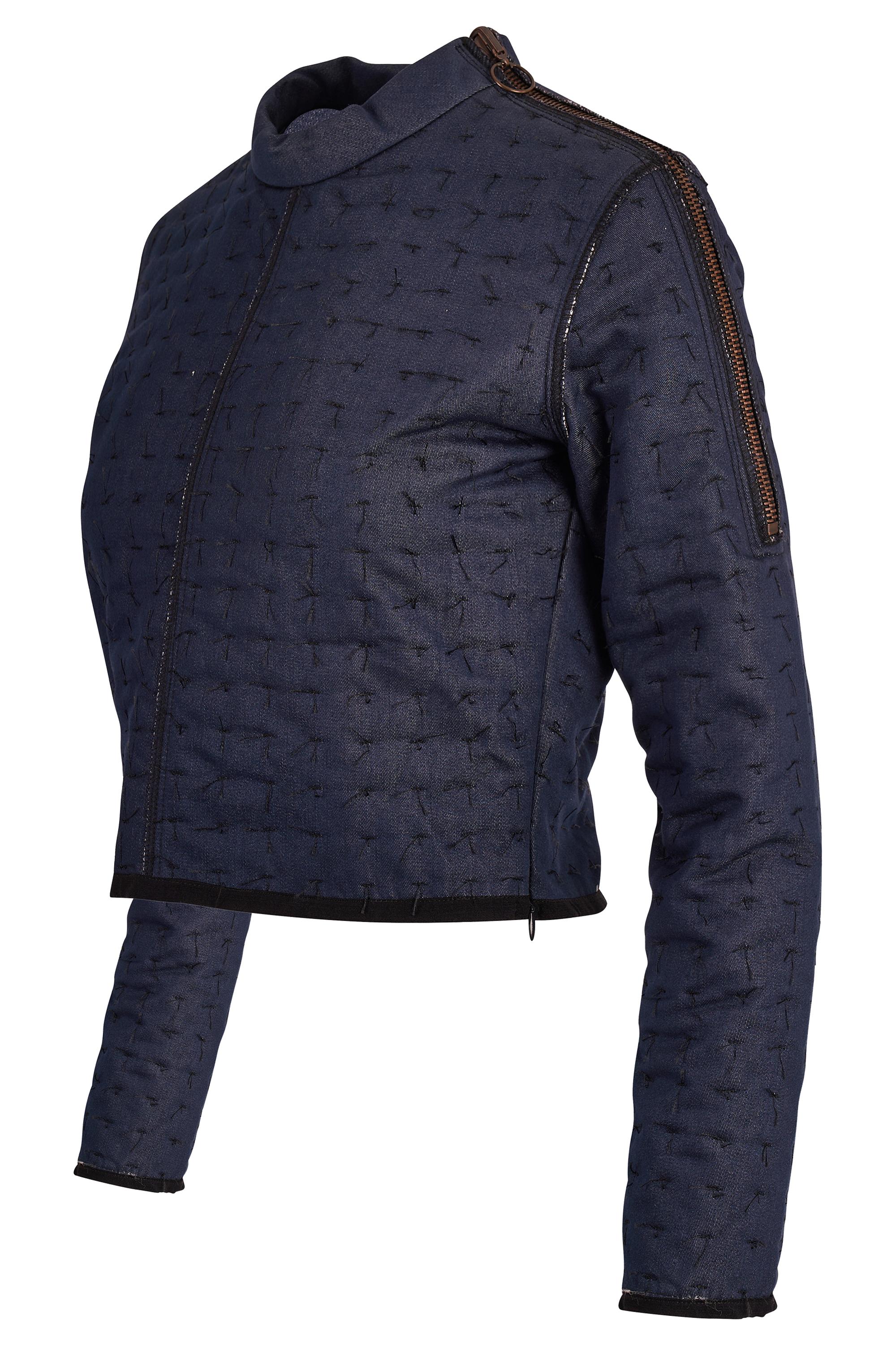 Vintage Jean Paul Gaultier Jeans, top in denim imbottito a maniche lunghe.  Fabrice in tessuto denim blu scuro, con maniche lunghe, pad in tutto il corpo e stile cropped, scollo rotondo e chiusura con zip sul lato sinistro dello scollo attraverso il