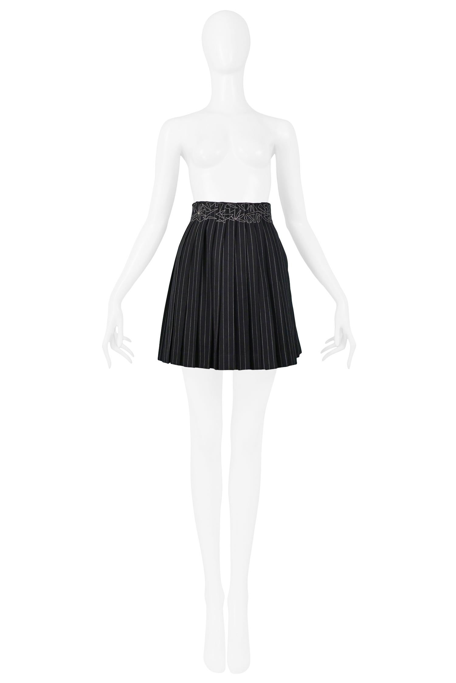 Vintage Jean Paul Gaultier black and white wool pinstripe pleated mini skirt with white abstract patterned embroidery at waist.

Excellent Vintage Condition.

Size 40