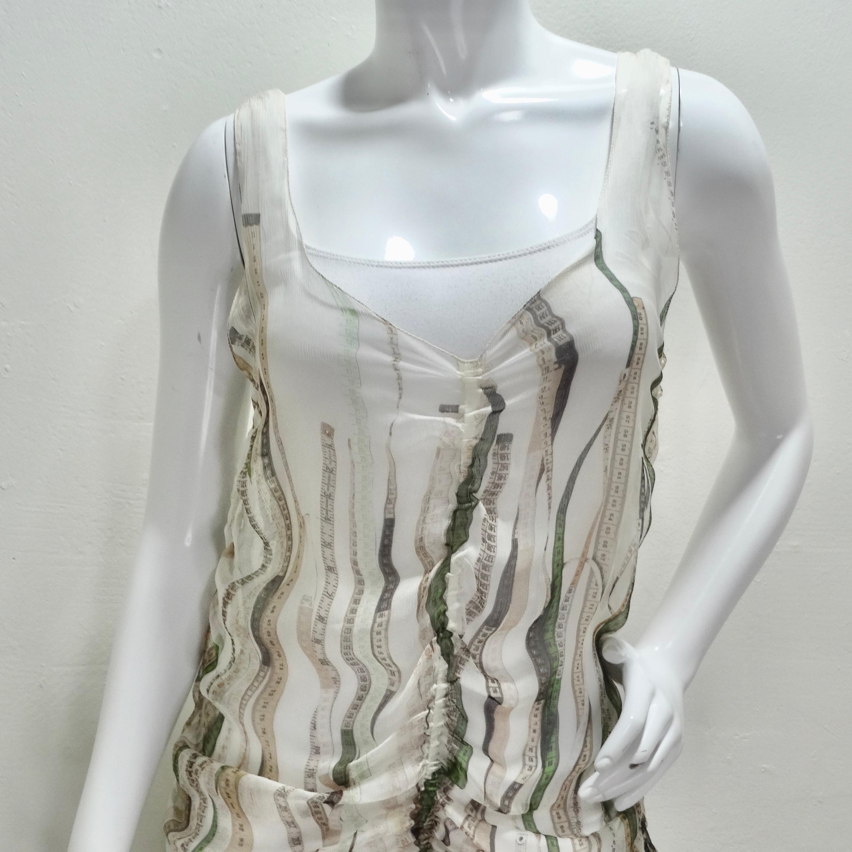 Élevez votre style avec cette robe Vintage Jean Paul Gaultier froncée à imprimé ruban à mesurer. Fabrice en tissu léger et transparent, orné de rubans à mesurer verts et neutres, cette robe est un véritable atout mode. Son effet ruchant unique sur