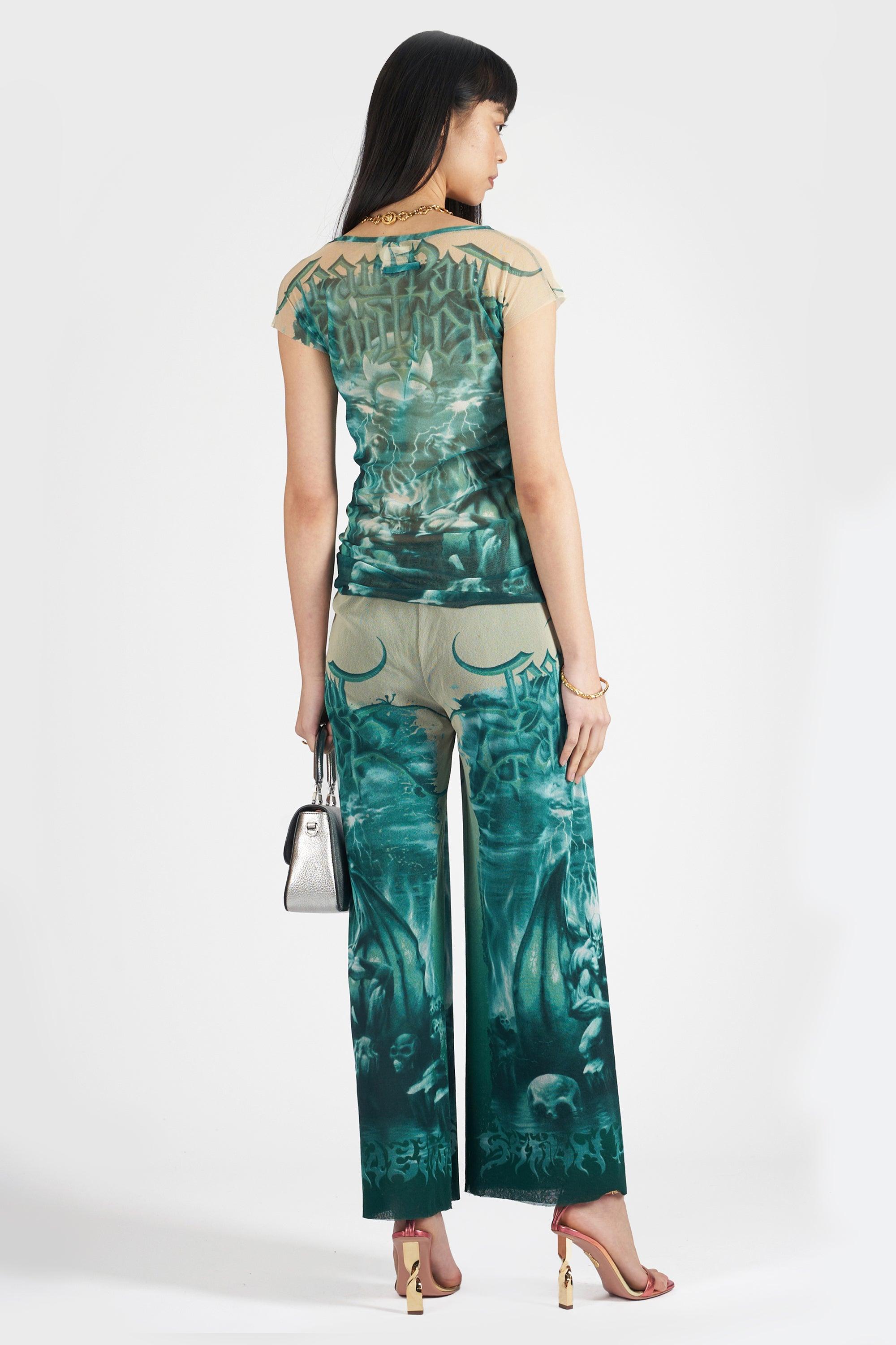 Siamo entusiasti di presentarti questo set di coordinati in rete con stampa gargoyles di Jean Paul Gaultier per la primavera estate 2001. Presenta un top a maniche corte e pantaloni a vita bassa. In eccellenti condizioni vintage. Autenticità