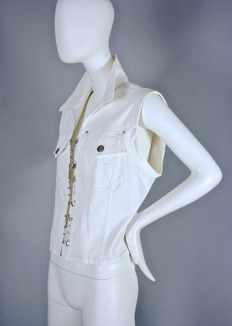 Vintage JEAN PAUL GAULTIER Safety Pin White Denim Vest Jacket In Excellent Condition In Kingersheim, Alsace