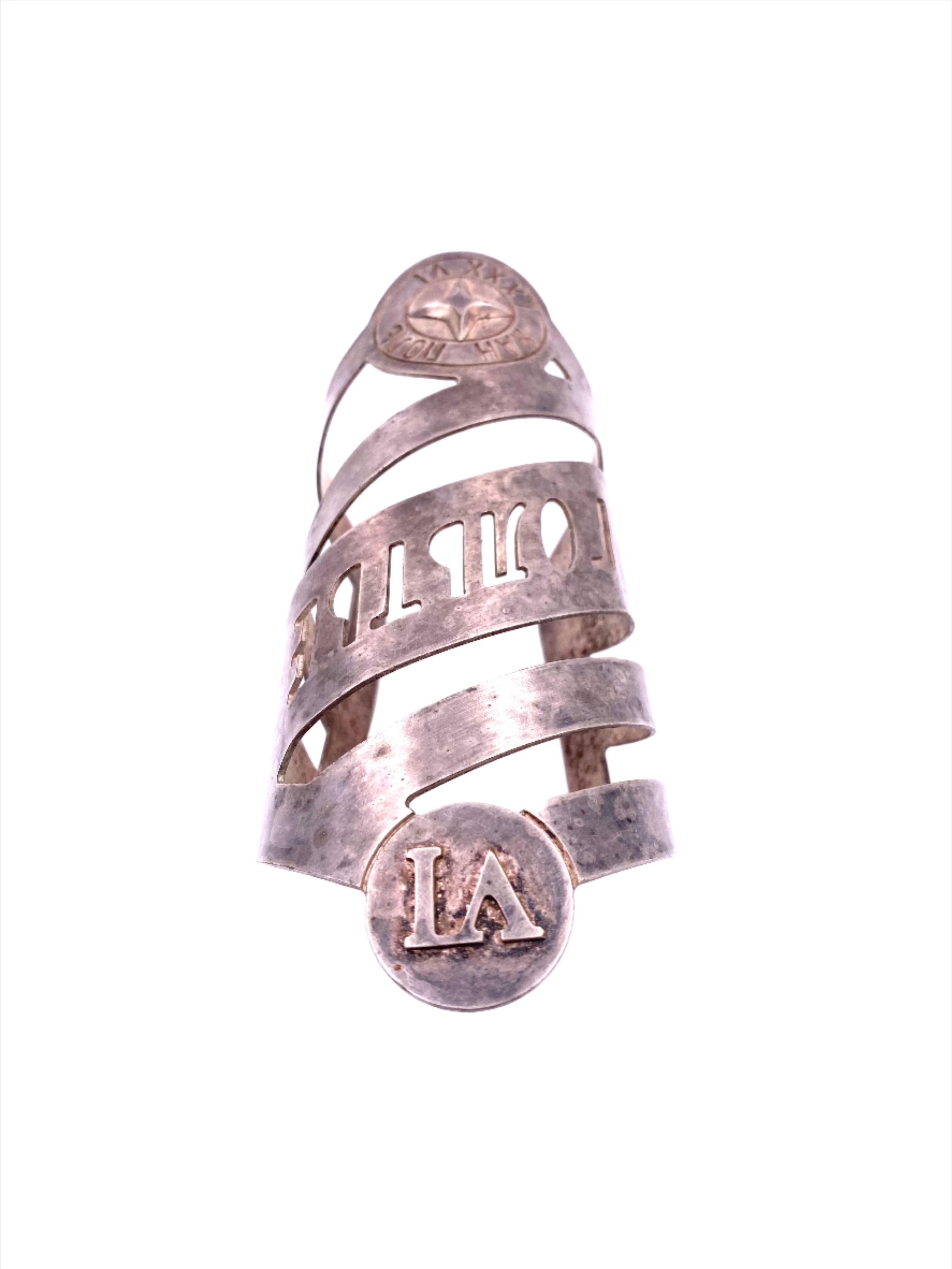 Découvrez le style captivant et l'élégance de la manchette de la Collection Sleg en argent de Jean Paul Gaultier. Cette magnifique manchette d'armure est fabriquée en argent de haute qualité et ajoute une touche de sophistication à toutes les