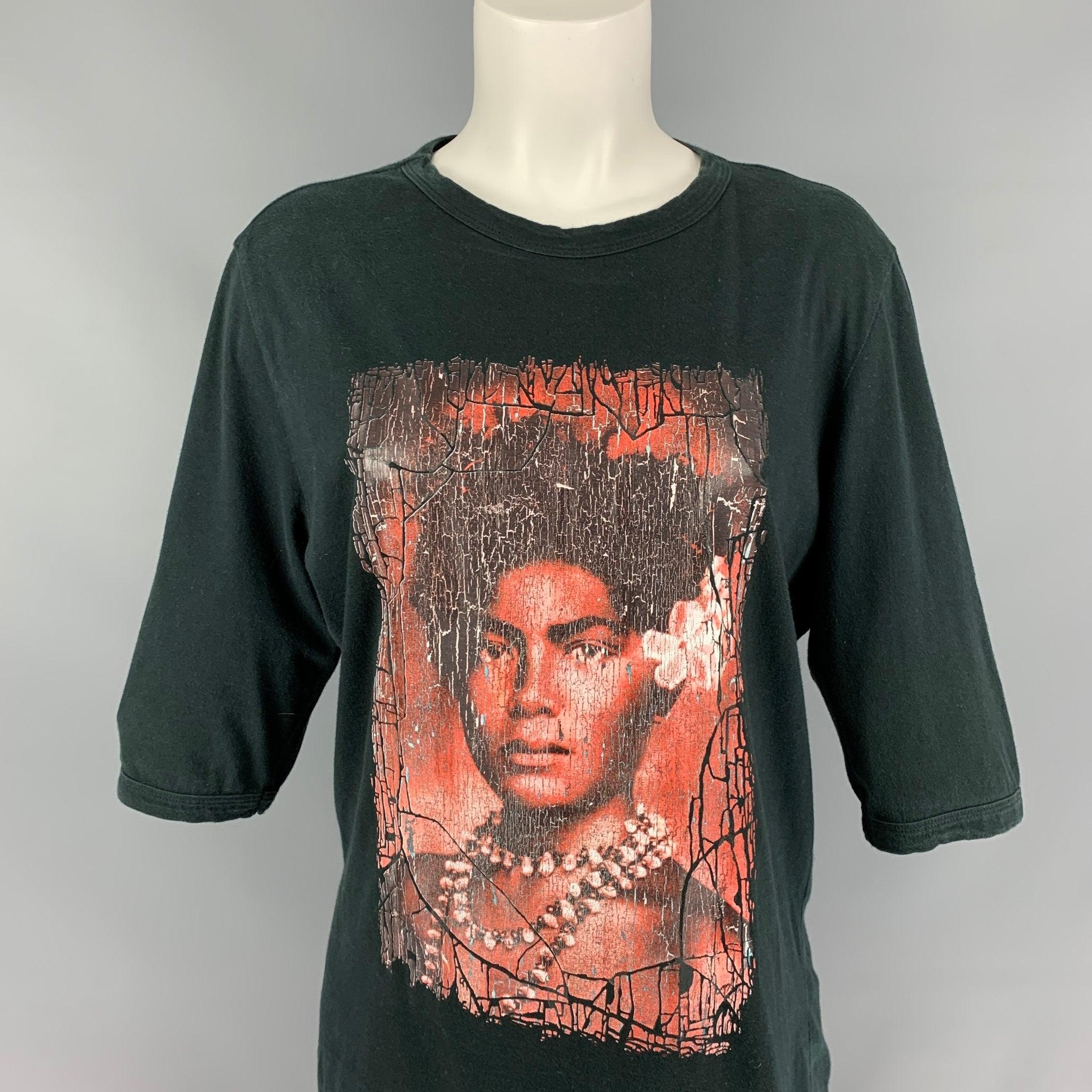 Vintage JEAN PAUL GAULTIER t-shirt comes in a black cotton featuring a graphic design and a crew-neck. Made in Italy.
Good
Pre-Owned Condition. 

Marked:   I 52 / E 52 / GB 42 / USA 42 

Measurements: 
 
Shoulder: 17 inches  Bust: 40 inches  Sleeve: