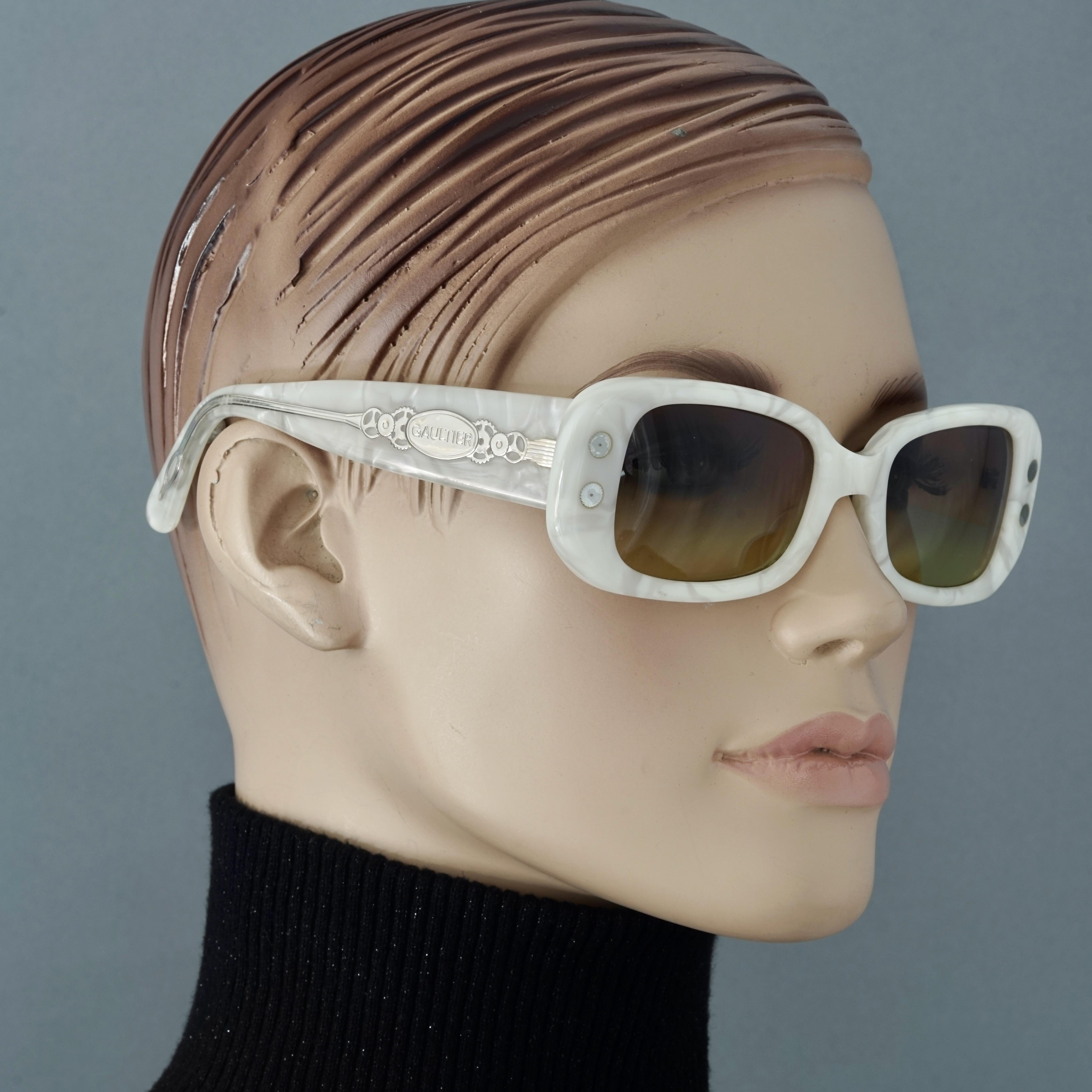 Vintage JEAN PAUL GAULTIER Steampunk White Sunglasses

Measurements:
Height: 1.77 inches (4.5 cm)
Horizontal Width: 5.31 inches (13.5 cm)
Arms: 5.20 inches (13.2 cm)

Features:
- 100% Authentic JEAN PAUL GAULTIER. 
- White sunglasses with steampunk